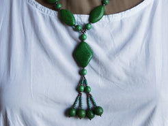 collana con turchese e malachite. pietre naturali non tinte o alterate chimicamente . pezzo unico, assemblato artigianalmente . lunghezza girollo 46cm, lunghezza pendaglio 11cm, peso 52 gr