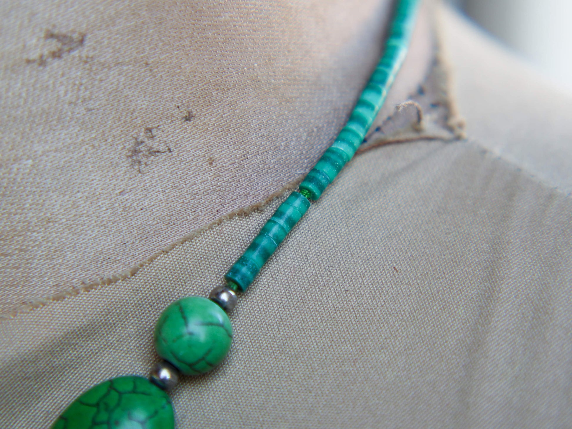 collana con turchese e malachite. pietre naturali non tinte o alterate chimicamente . pezzo unico, assemblato artigianalmente . lunghezza girollo 46cm, lunghezza pendaglio 11cm, peso 52 gr