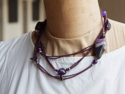 collana multifilo con ametista e argento. la lunghezza permette di fare piu' giri. pezzo unico.   lunghezza 136 cm, peso 60  gr   alcune proprietà dell'ametista... è un cristallo dalla tipica colorazione viola, utilizzata fin da tempi antichi come simbolo di potere e in cristalloterapia per favorire calma interiore, chiarezza mentale e intuizioni.    per maggiori info o dettagli contattare watshapp 0039 3338778241 mail info@etniko.it pinterest / facebook / instagram : etnikobycrosato