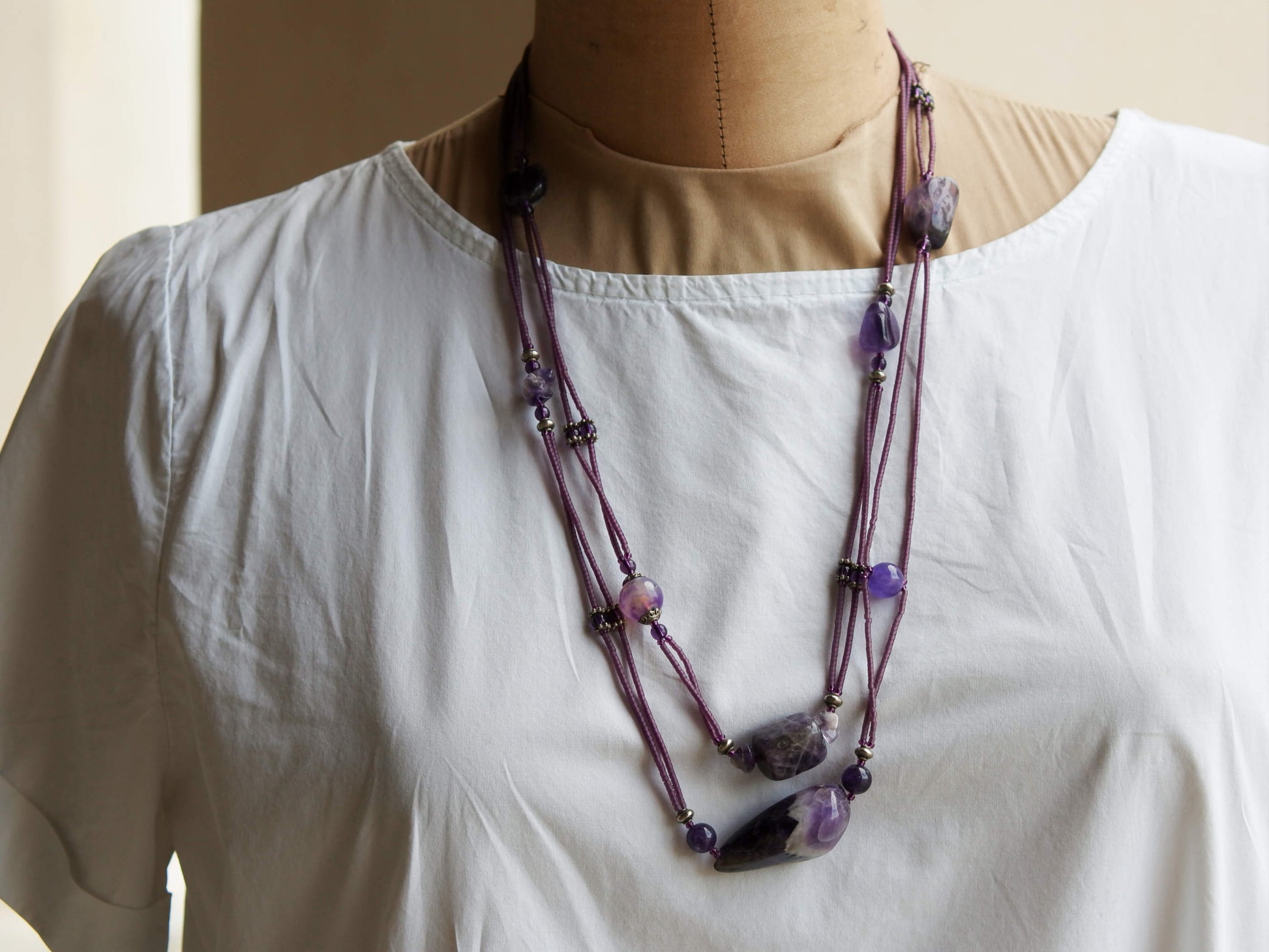 collana multifilo con ametista e argento. la lunghezza permette di fare piu' giri. pezzo unico.   lunghezza 136 cm, peso 60  gr   alcune proprietà dell'ametista... è un cristallo dalla tipica colorazione viola, utilizzata fin da tempi antichi come simbolo di potere e in cristalloterapia per favorire calma interiore, chiarezza mentale e intuizioni.    per maggiori info o dettagli contattare watshapp 0039 3338778241 mail info@etniko.it pinterest / facebook / instagram : etnikobycrosato