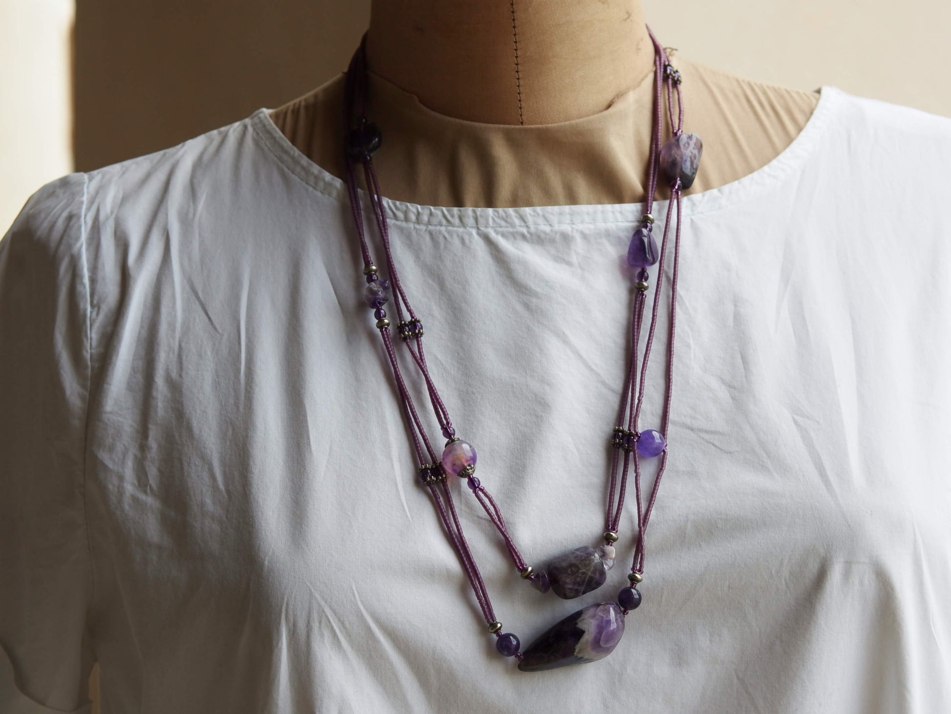 collana multifilo con ametista e argento. la lunghezza permette di fare piu' giri. pezzo unico.   lunghezza 136 cm, peso 60  gr   alcune proprietà dell'ametista... è un cristallo dalla tipica colorazione viola, utilizzata fin da tempi antichi come simbolo di potere e in cristalloterapia per favorire calma interiore, chiarezza mentale e intuizioni.    per maggiori info o dettagli contattare watshapp 0039 3338778241 mail info@etniko.it pinterest / facebook / instagram : etnikobycrosato