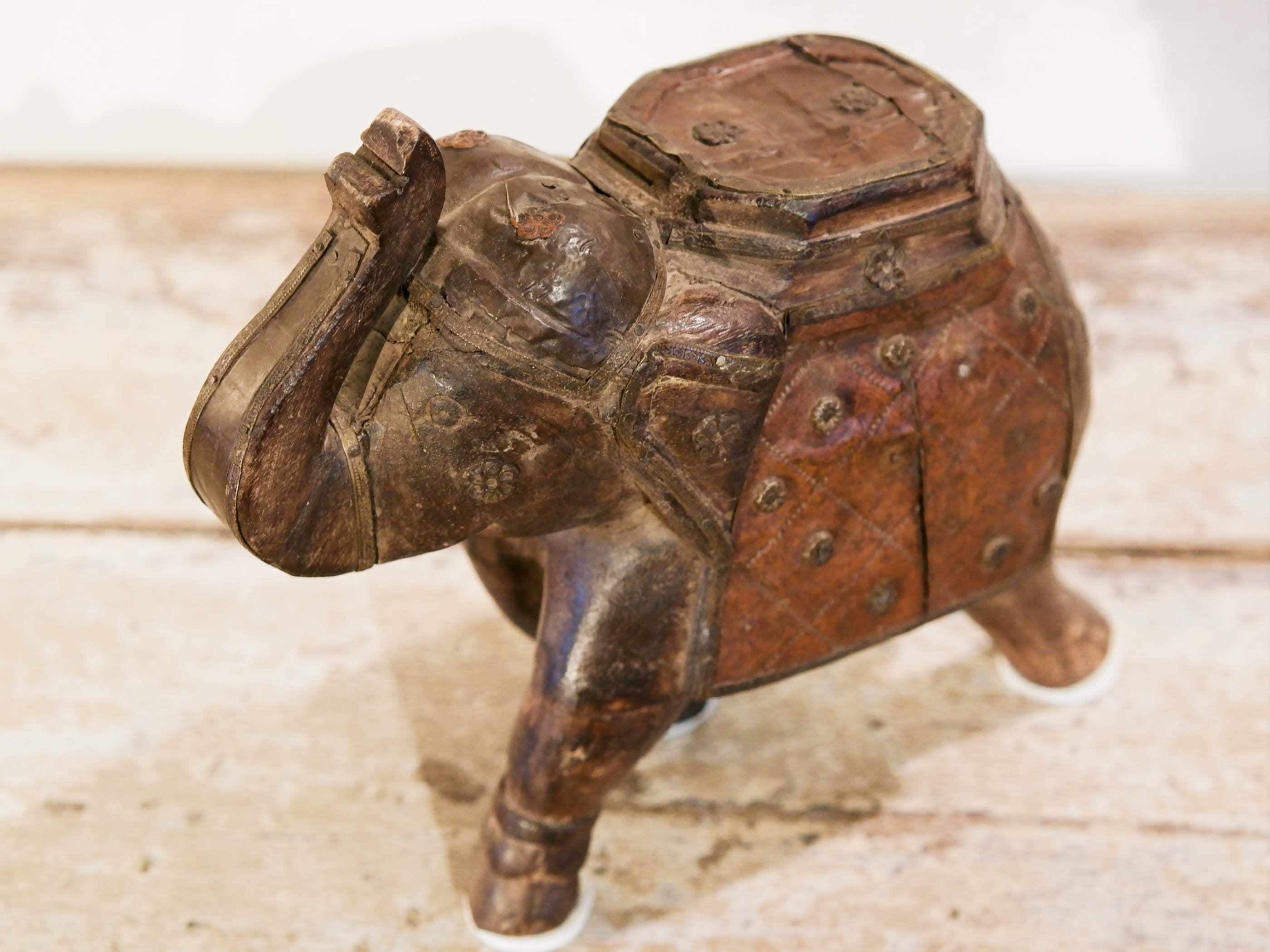 Scultura elefante ricavata da un unico tronco di teak lavorato con finiture in metallo.  Pezzo unico. Dimensioni 10x25  h22cm.   per maggiori info o dettagli info@etniko.it watshapp 0039 3338778241