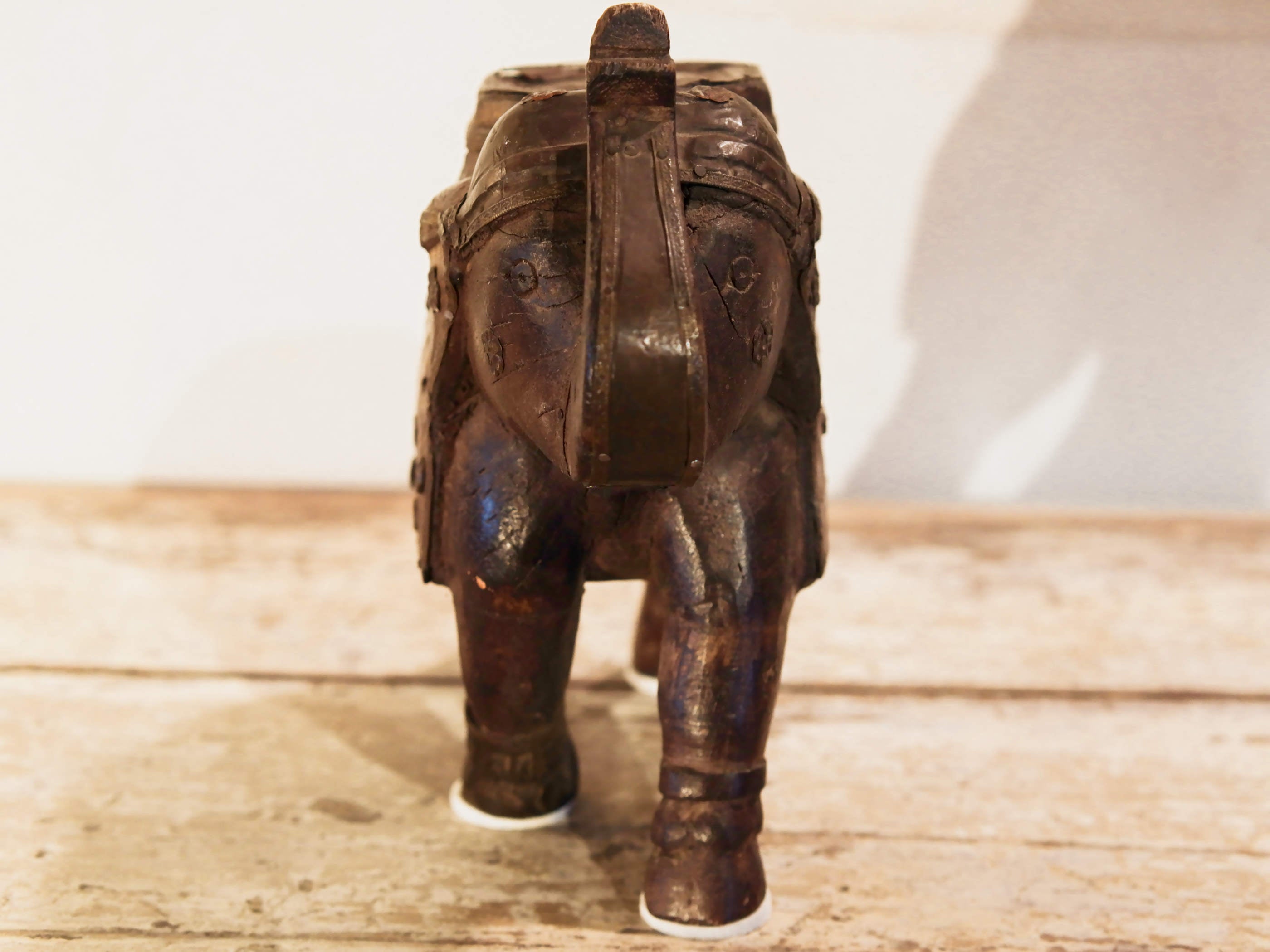 Scultura elefante ricavata da un unico tronco di teak lavorato con finiture in metallo.  Pezzo unico. Dimensioni 10x25  h22cm.   per maggiori info o dettagli info@etniko.it watshapp 0039 3338778241