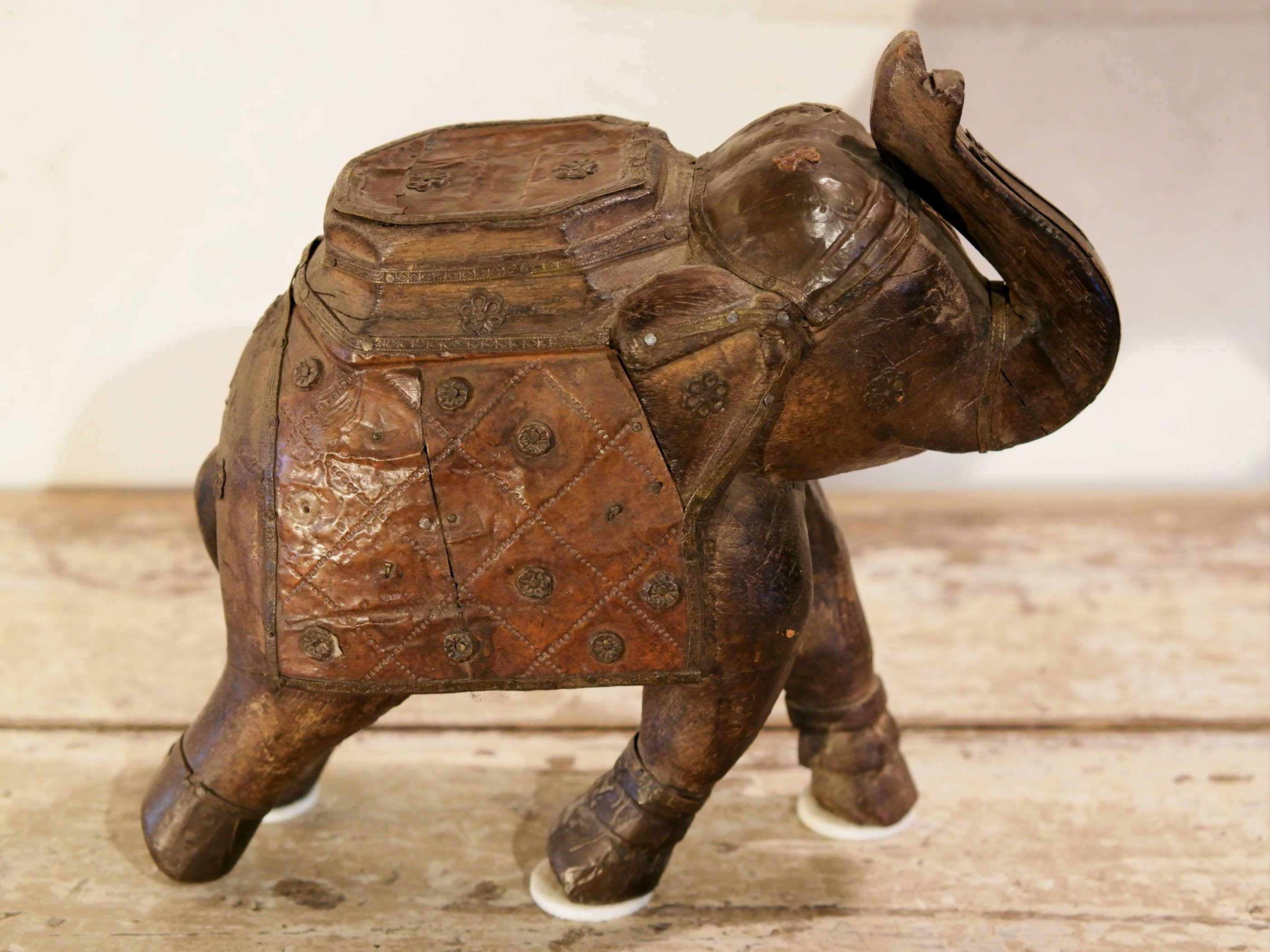 Scultura elefante ricavata da un unico tronco di teak lavorato con finiture in metallo.  Pezzo unico. Dimensioni 10x25  h22cm.   per maggiori info o dettagli info@etniko.it watshapp 0039 3338778241