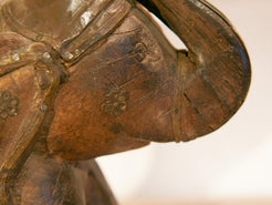 Scultura elefante ricavata da un unico tronco di teak lavorato con finiture in metallo.  Pezzo unico. Dimensioni 10x25  h22cm.   per maggiori info o dettagli info@etniko.it watshapp 0039 3338778241