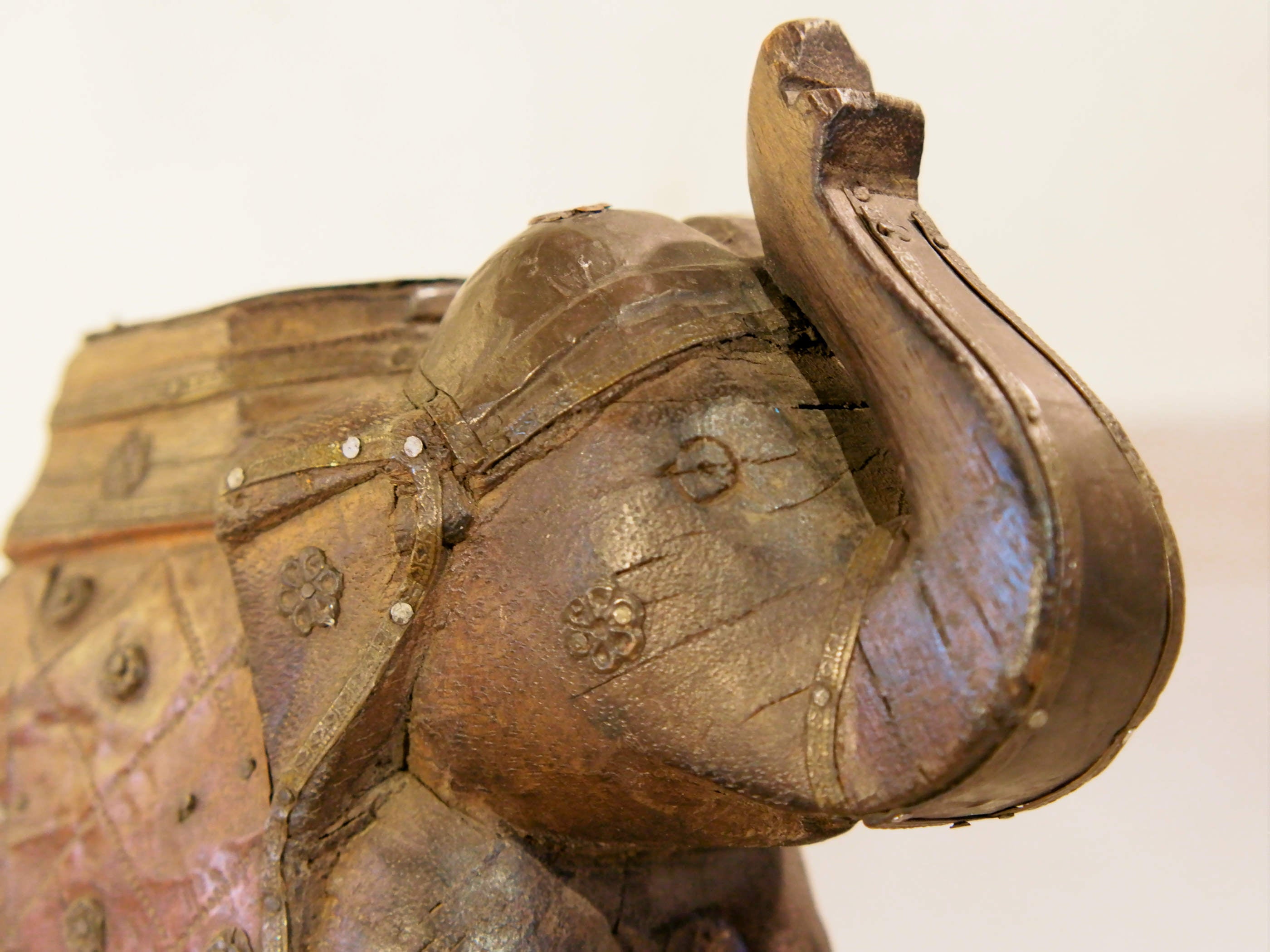 Scultura elefante ricavata da un unico tronco di teak lavorato con finiture in metallo.  Pezzo unico. Dimensioni 10x25  h22cm.   per maggiori info o dettagli info@etniko.it watshapp 0039 3338778241