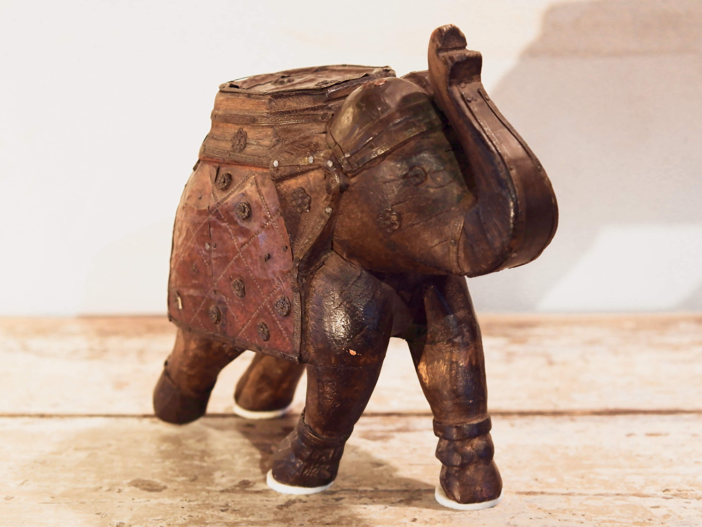 Scultura elefante ricavata da un unico tronco di teak lavorato con finiture in metallo.  Pezzo unico. Dimensioni 10x25  h22cm.   per maggiori info o dettagli info@etniko.it watshapp 0039 3338778241