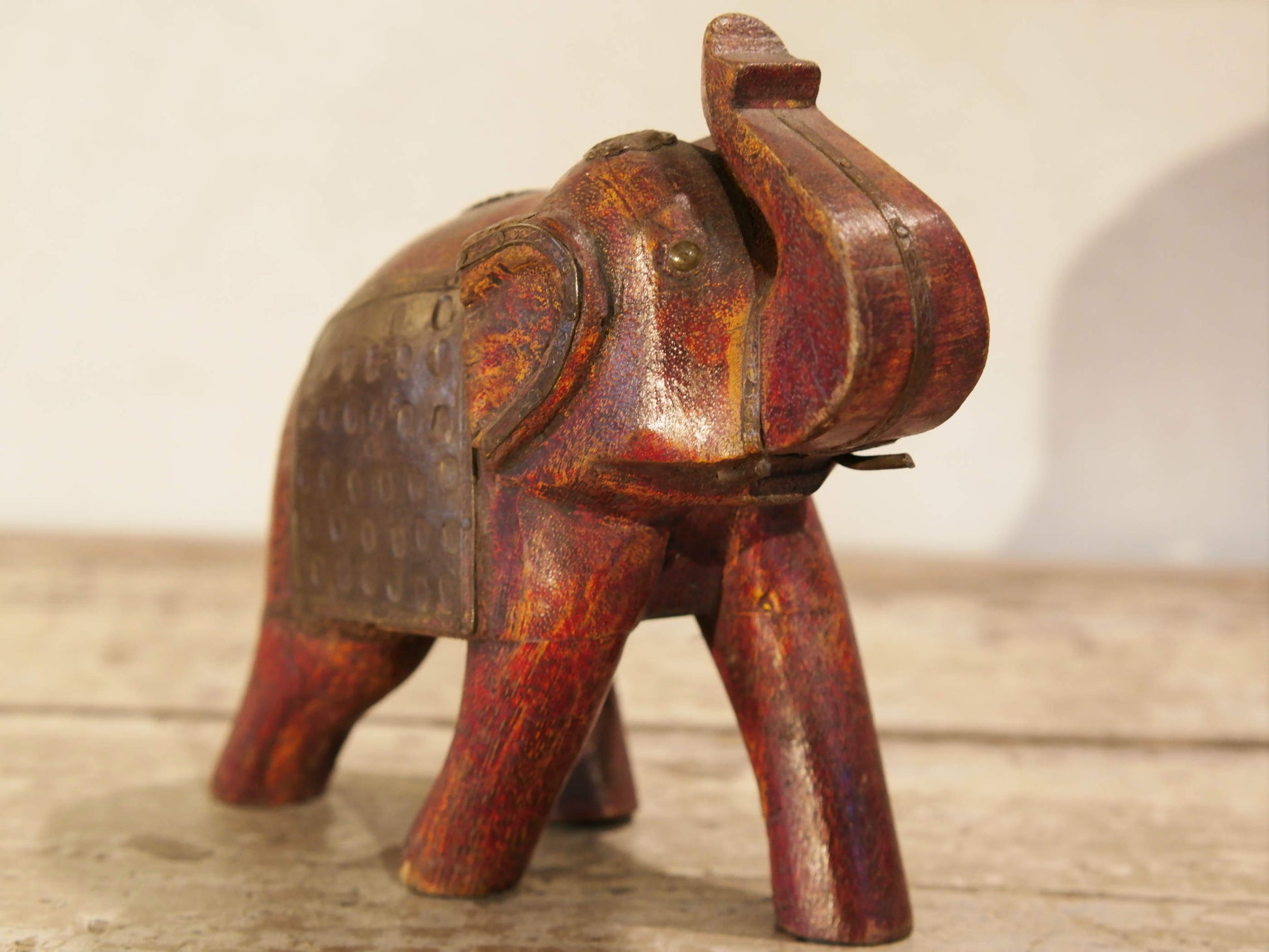 Scultura elefante ricavata da un unico tronco di teak lavorato con finiture in metallo. Pezzo unico. Dimensioni 7x16 h17cm.   per maggiori info o dettagli info@etniko.it watshapp 0039 3338778241