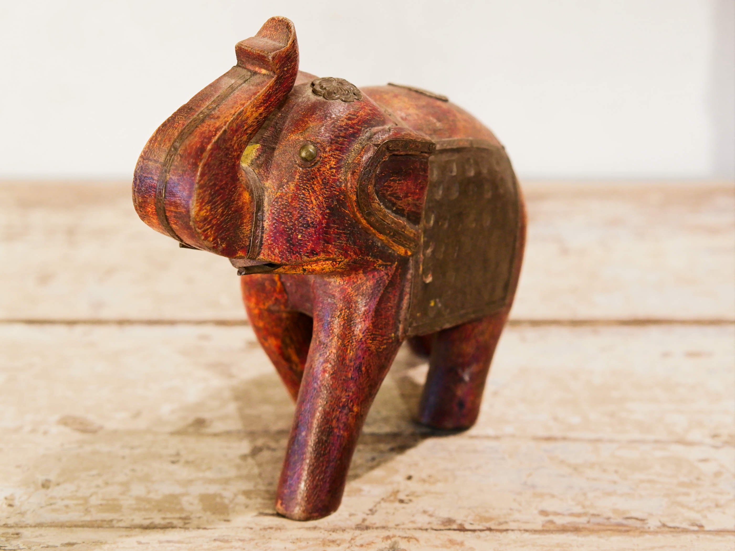 Scultura elefante ricavata da un unico tronco di teak lavorato con finiture in metallo. Pezzo unico. Dimensioni 7x16 h17cm.   per maggiori info o dettagli info@etniko.it watshapp 0039 3338778241