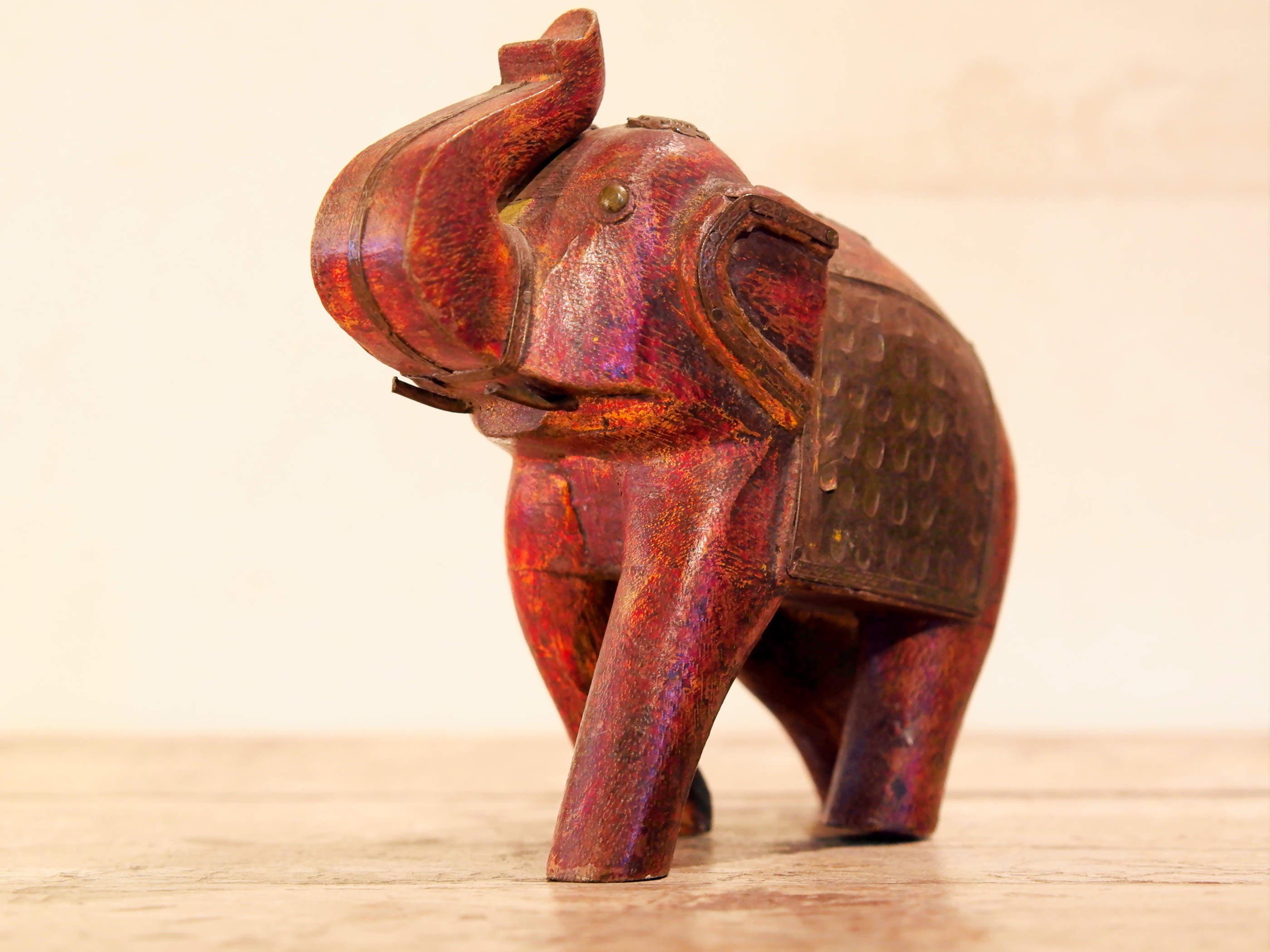 Scultura elefante ricavata da un unico tronco di teak lavorato con finiture in metallo. Pezzo unico. Dimensioni 7x16 h17cm.   per maggiori info o dettagli info@etniko.it watshapp 0039 3338778241