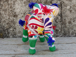 Elefante in tessuto lavorato a ricamo. Dimensioni 18x35 h33cm.  disponibili dibersi pezzi di colori e misure, per maggiori info o dettagli mail info@etniko.it watshapp 0039 3338778241