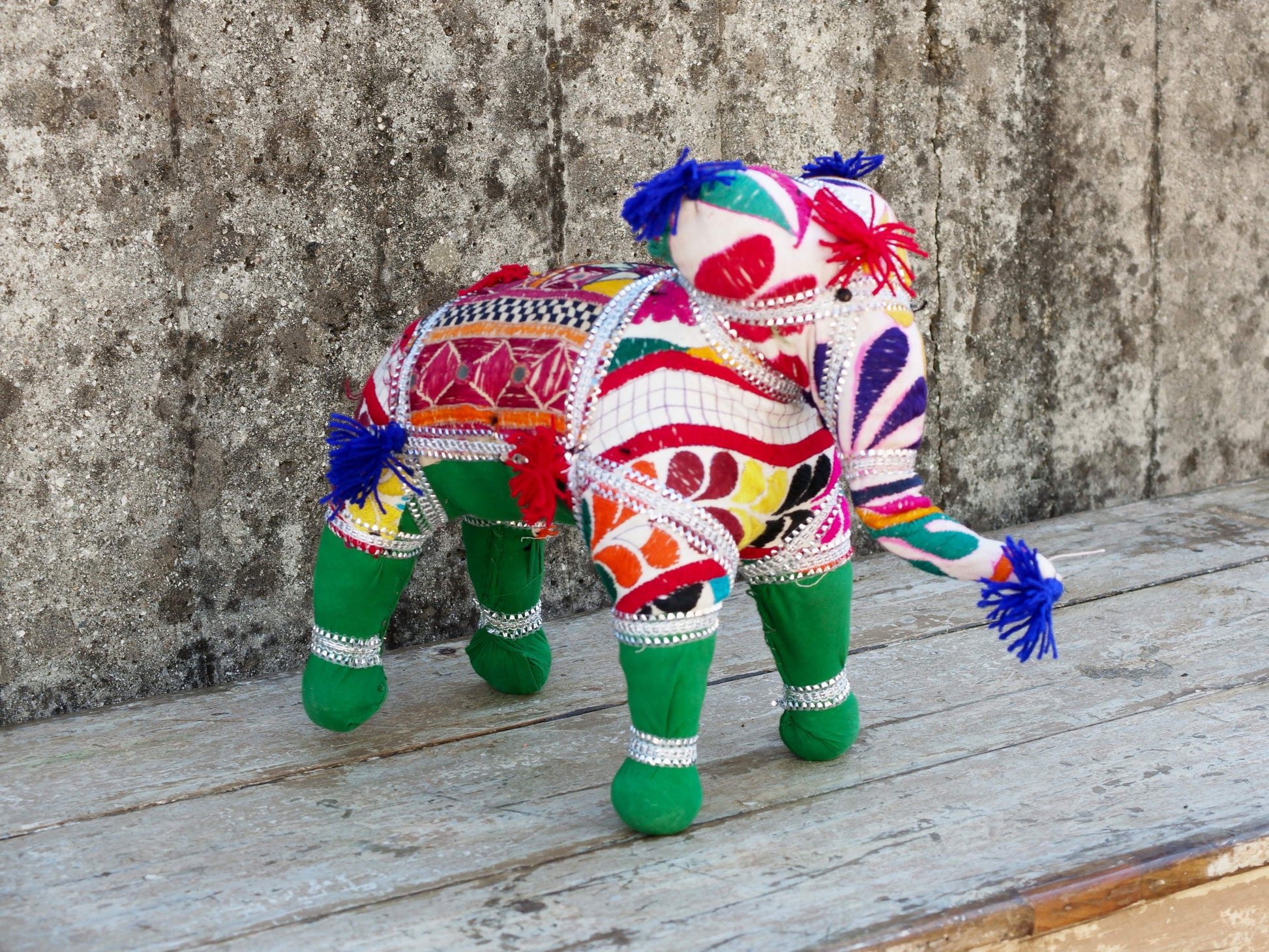 Elefante in tessuto lavorato a ricamo. Dimensioni 18x35 h33cm.  disponibili dibersi pezzi di colori e misure, per maggiori info o dettagli mail info@etniko.it watshapp 0039 3338778241