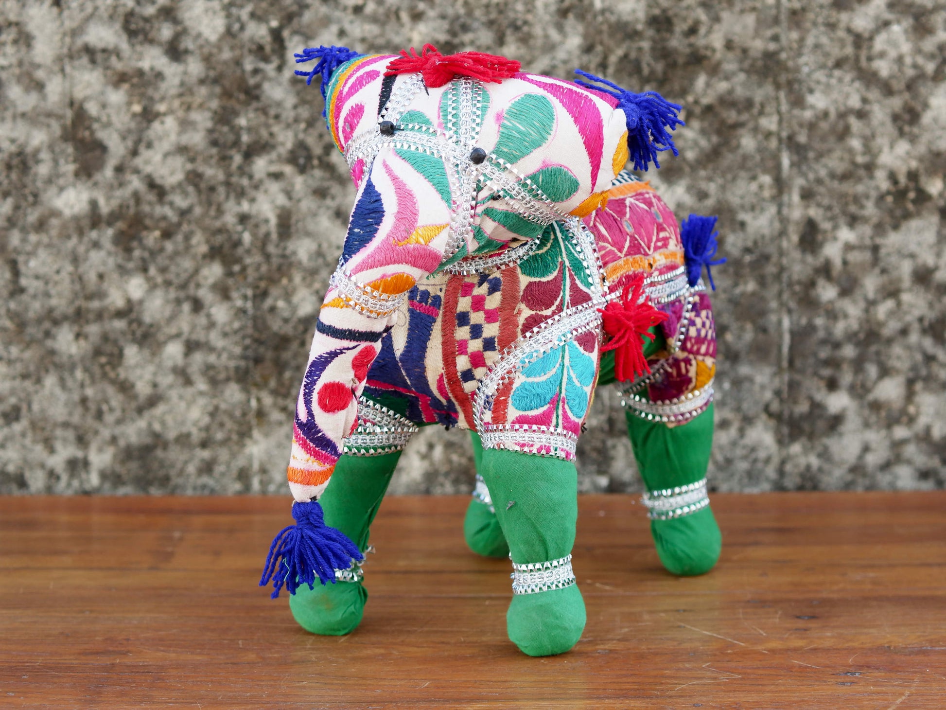 Elefante in tessuto lavorato a ricamo. Dimensioni 16x38 h33cm.  disponibili dibersi pezzi di colori e misure, per maggiori info o dettagli mail info@etniko.it watshapp 0039 3338778241