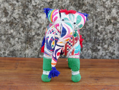 Elefante in tessuto lavorato a ricamo. Dimensioni 16x38 h33cm.  disponibili dibersi pezzi di colori e misure, per maggiori info o dettagli mail info@etniko.it watshapp 0039 3338778241