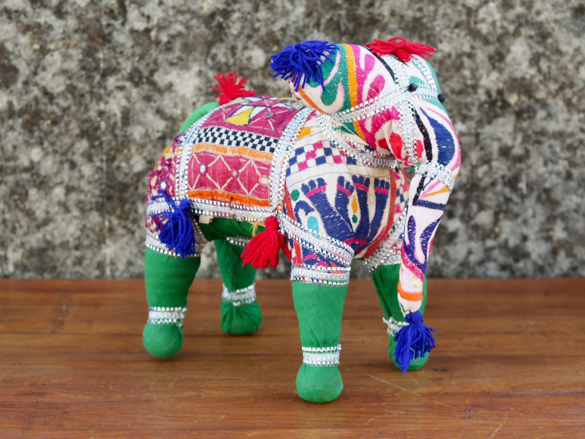 Elefante in tessuto lavorato a ricamo. Dimensioni 16x38 h33cm.  disponibili dibersi pezzi di colori e misure, per maggiori info o dettagli mail info@etniko.it watshapp 0039 3338778241