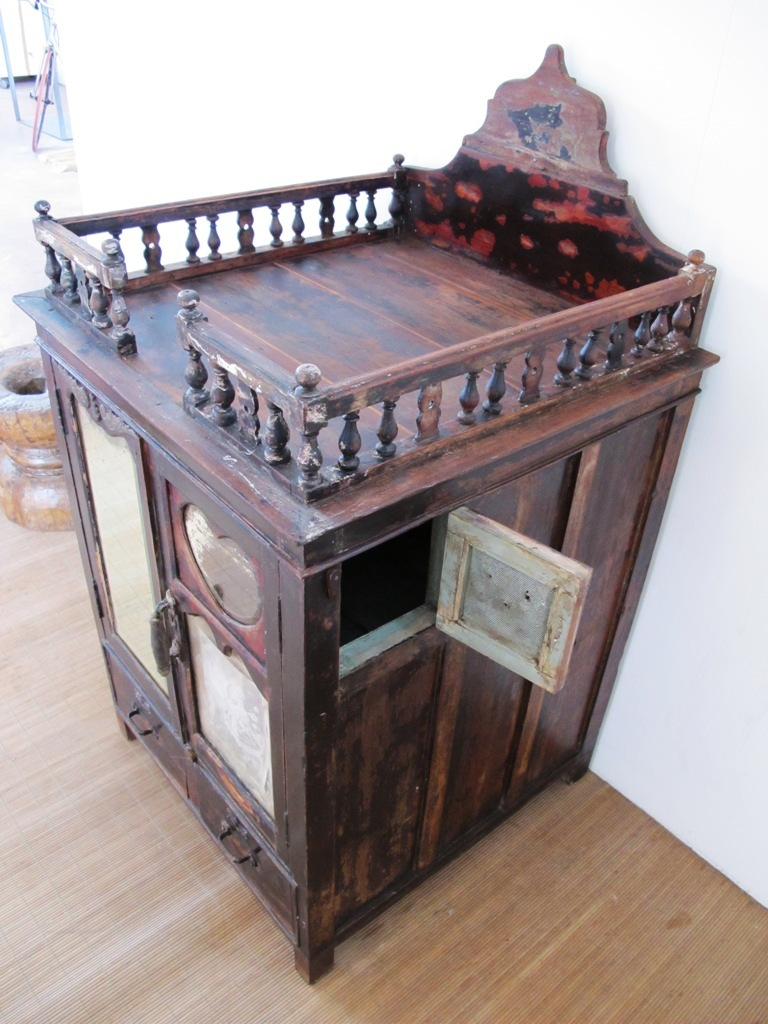 Antica Credenza Indiana In Legno Di Teak Con 2 Cassetti E 2 Ante Frontali, 2 Piccole Ante Nella Parte Laterale Sinistra E 1 Piccola Anta Nella Parte Laterale Destra. In Stile Coloniale E' Databile Fine '800 Primi '900. Autentica E Conservata In Ogni Sua Parte. Dimensioni 70x70xh106cm.