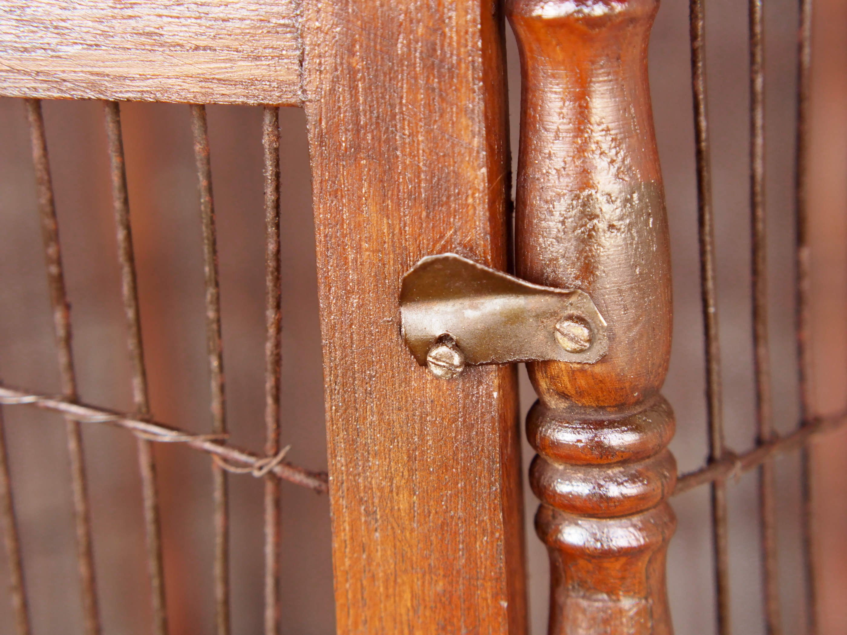 Gabbia in legno, India. Lavorata artigianalmente. Usata per merli indiani, databile seconda metà 900, oggetto ornamentale lavorato a mano in legno di teak massello e metallo. disponibile tris (chiedere per conferma) sconto applicabile in caso di unico trasporto.  Dimensioni 44x44 h88cm