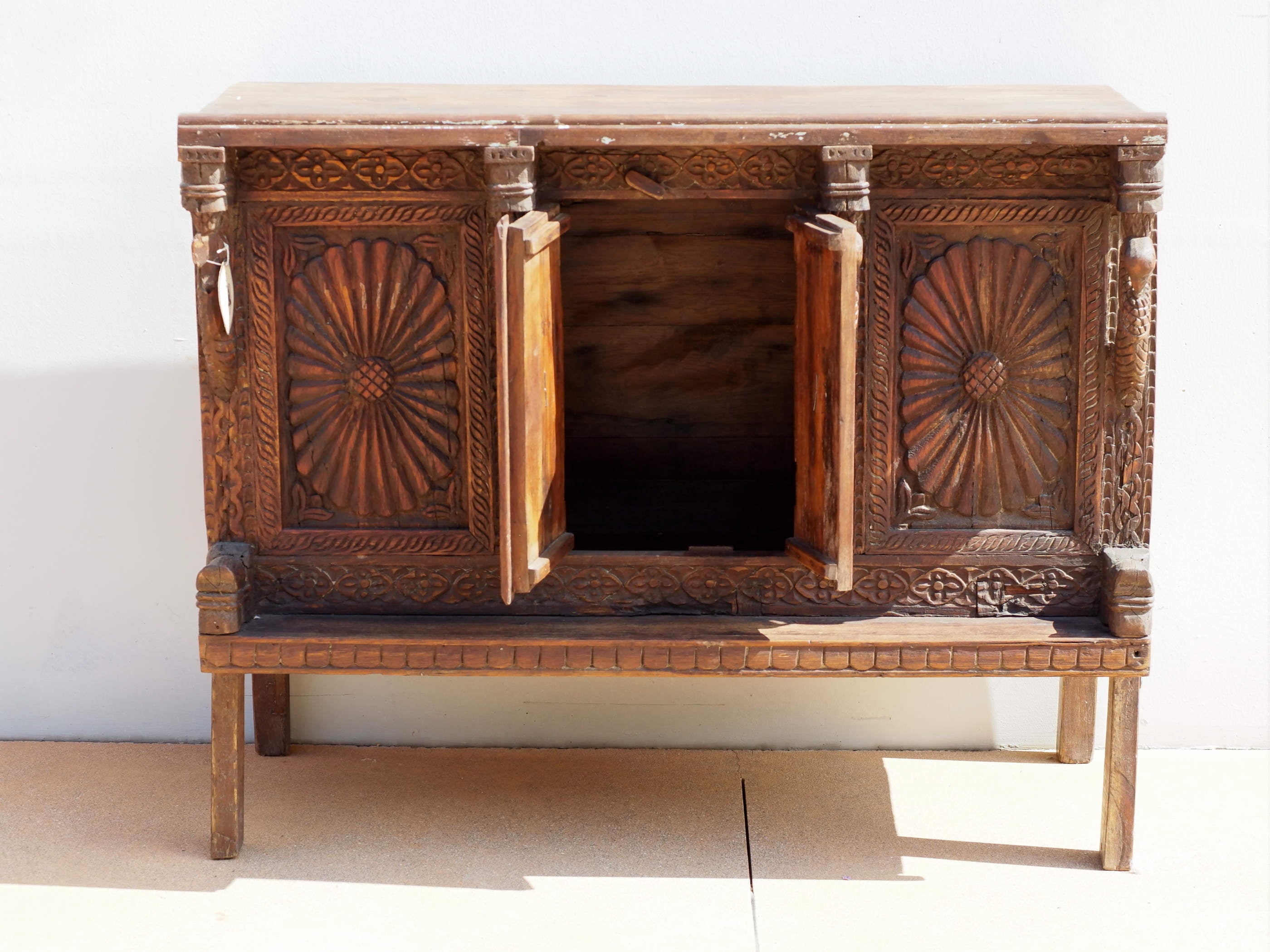 Damcja Indiana tipica credenza del nord dell'India, composta da 2 ante, databile primi '900, in legno di teak, perfettamente autentica e conservata.  Dimensioni 107x50xh90cm.  per maggiori info o dettagli info@etniko.it 0039 3338778241