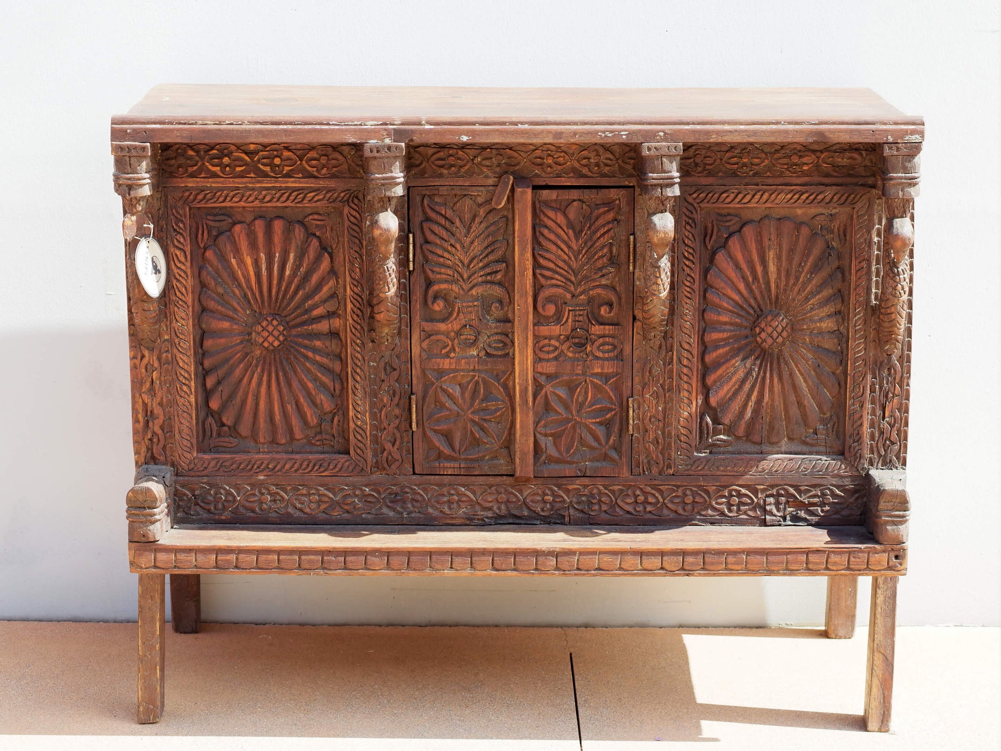 Damcja Indiana tipica credenza del nord dell'India, composta da 2 ante, databile primi '900, in legno di teak, perfettamente autentica e conservata.  Dimensioni 107x50xh90cm.  per maggiori info o dettagli info@etniko.it 0039 3338778241