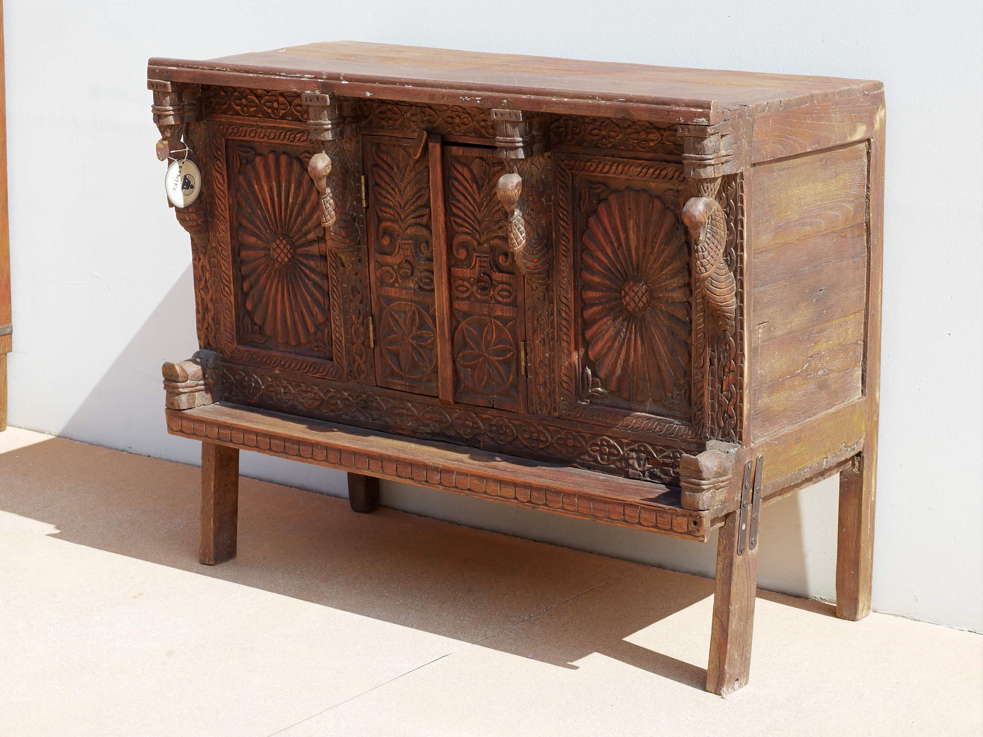 Damcja Indiana tipica credenza del nord dell'India, composta da 2 ante, databile primi '900, in legno di teak, perfettamente autentica e conservata.  Dimensioni 107x50xh90cm.  per maggiori info o dettagli info@etniko.it 0039 3338778241