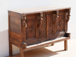 Damcja Indiana tipica credenza del nord dell'India, composta da 2 ante, databile primi '900, in legno di teak, perfettamente autentica e conservata.  Dimensioni 107x50xh90cm.  per maggiori info o dettagli info@etniko.it 0039 3338778241