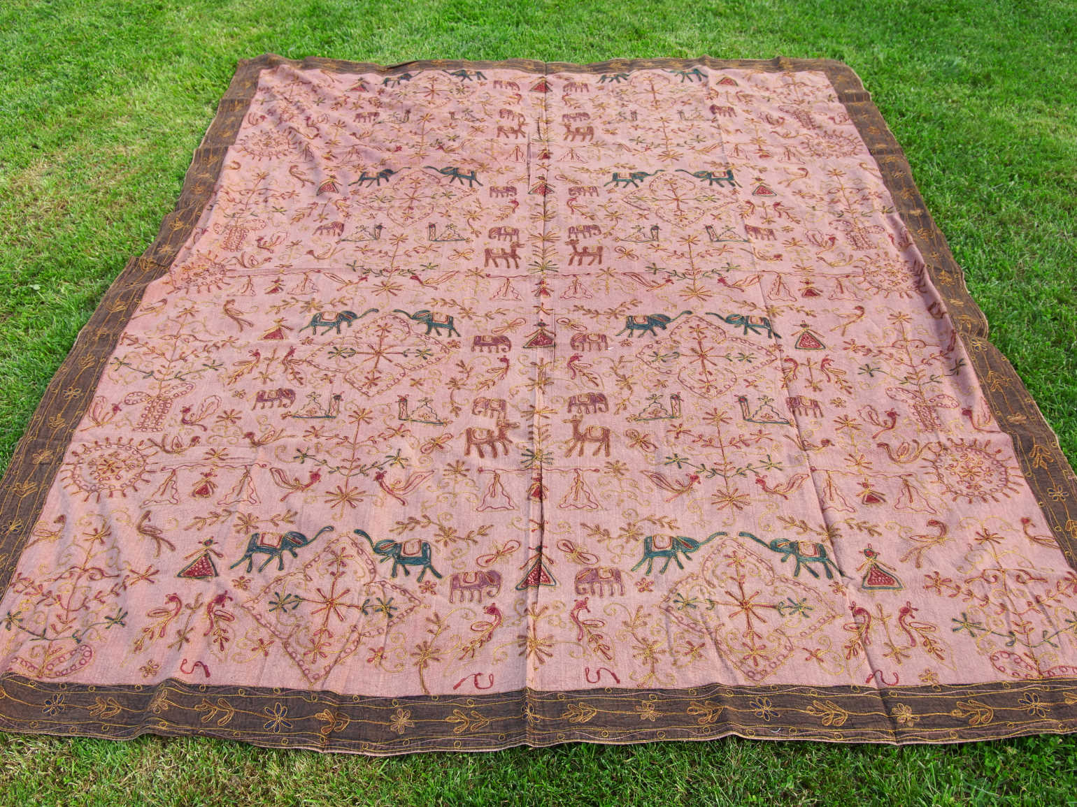 Telo Indiano in cotone di colore rosa con ricamo mix color e filo oro. Può essere impiegato come copridivano, copriletto, tovaglia o tessuto da appendere a parete. Dimensioni 210x260cm