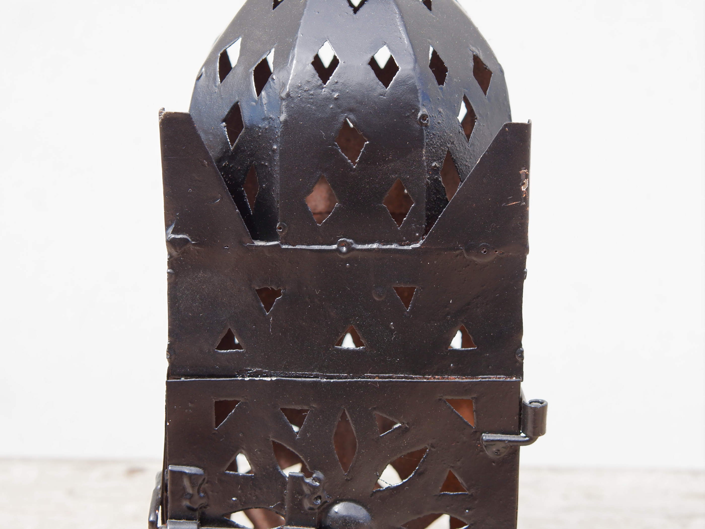 Lanterna marocchina in metallo traforata di colore nero, lavorata artigianalmente . Porta su un lato per poter inserire candela o lampadina.   Dimensioni 12 x 12 h. 36 cm   per info ed ulteriori foto info@etniko.it 0039 3338778241 facebook / instagram / pinterest : etnikobycrosato