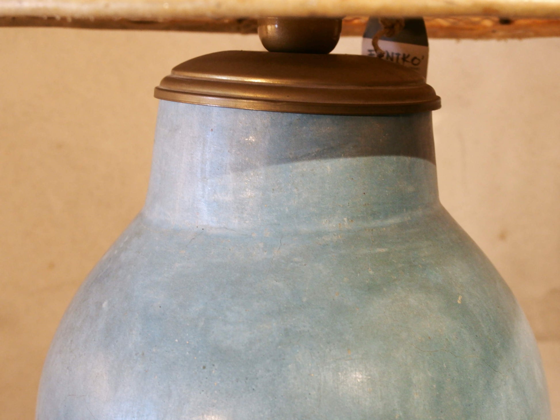 Lampada creata con vaso tadelakt, un intonaco di origine marocchina tipico della città di Marrakech, un metodo completamente ecologico basato sull'utilizzo di calce idrata, sapone nero, pigmenti naturali e cere. Dimensioni vaso compreso impianto diametro 20 h 43 cm, ingombro totale compreso paralume diametro 30 h58cm.