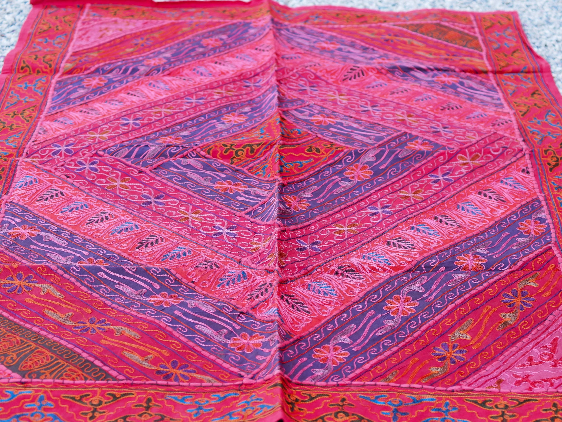 Arazzo in cotone, lavorato artigianalmente a mano con tecnica patchwork. Tipici dell'india del nord, in Rajasthan l'arazzo in casa è simbolo di fortuna e prosperità. Ideale come tessuto da appendere a parete ma si puo' impiegare anche come tappeto.   Dimensioni 100x150cm
