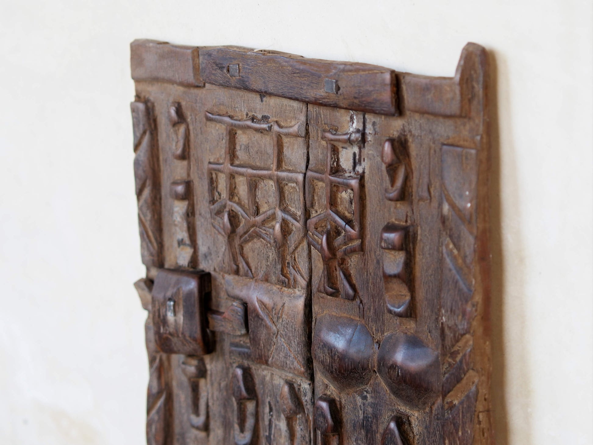 Vecchia tradizionale finestra Dogon, africana proveniente dal Mali. In principio era una finestra in legno di cedro, incisa con i tipici motivi della cultura dogon tribale. Scultura, pannello, fregio da appendere o da appoggio. Conservata in ogni parte, pezzo unico.  Dimensioni 29x40 prof.3cm   per ulteriori info e foto watshapp 0039 3338778241 mail info@etniko.it instagram , facebook , etsy : etnikobycrosato