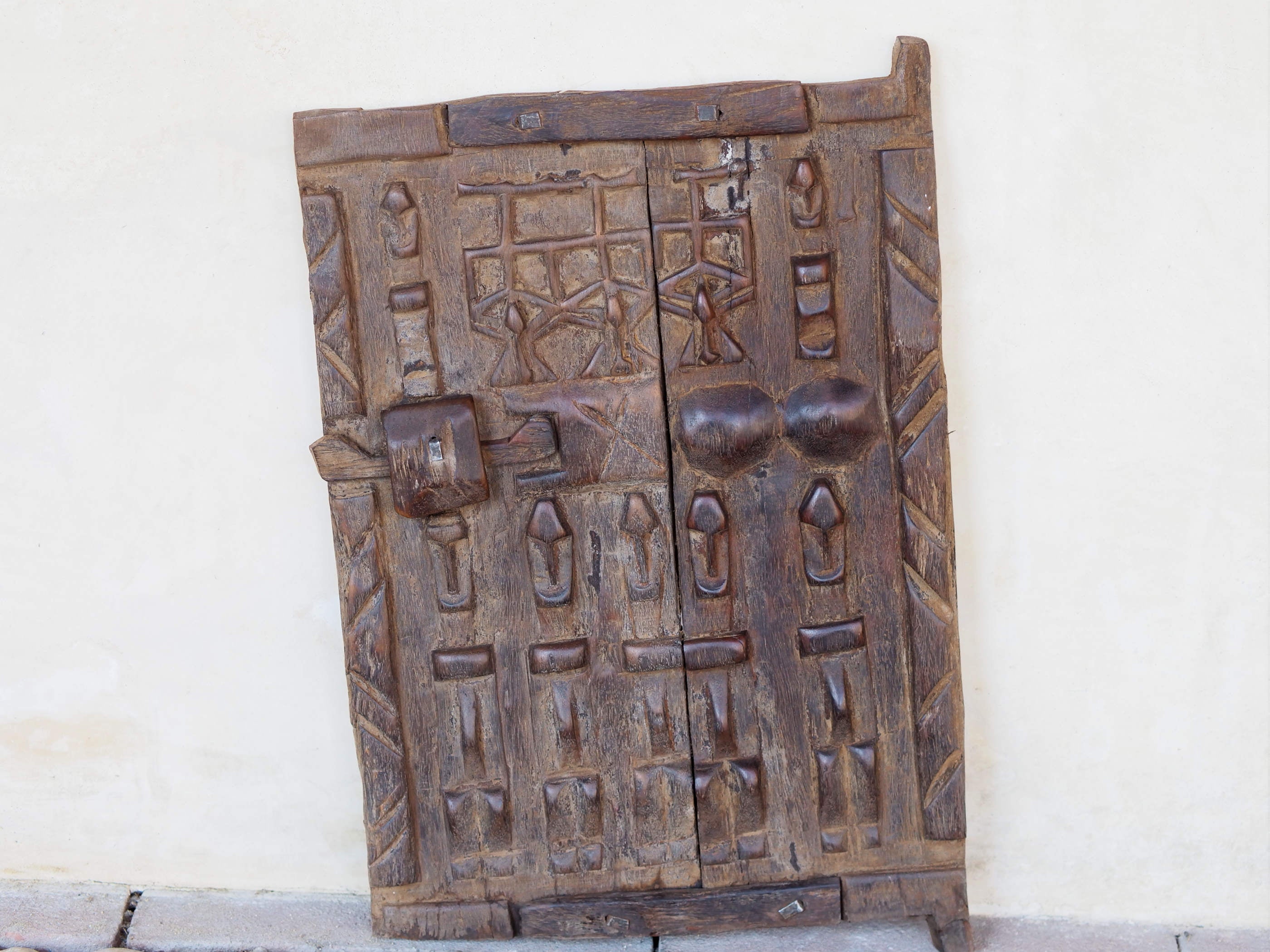 Vecchia tradizionale finestra Dogon, africana proveniente dal Mali. In principio era una finestra in legno di cedro, incisa con i tipici motivi della cultura dogon tribale. Scultura, pannello, fregio da appendere o da appoggio. Conservata in ogni parte, pezzo unico.  Dimensioni 29x40 prof.3cm   per ulteriori info e foto watshapp 0039 3338778241 mail info@etniko.it instagram , facebook , etsy : etnikobycrosato4