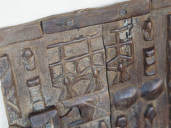 Vecchia tradizionale finestra Dogon, africana proveniente dal Mali. In principio era una finestra in legno di cedro, incisa con i tipici motivi della cultura dogon tribale. Scultura, pannello, fregio da appendere o da appoggio. Conservata in ogni parte, pezzo unico.  Dimensioni 29x40 prof.3cm   per ulteriori info e foto watshapp 0039 3338778241 mail info@etniko.it instagram , facebook , etsy : etnikobycrosato