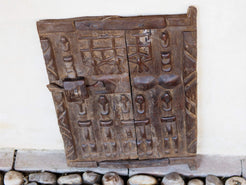 Vecchia tradizionale finestra Dogon, africana proveniente dal Mali. In principio era una finestra in legno di cedro, incisa con i tipici motivi della cultura dogon tribale. Scultura, pannello, fregio da appendere o da appoggio. Conservata in ogni parte, pezzo unico.  Dimensioni 29x40 prof.3cm   per ulteriori info e foto watshapp 0039 3338778241 mail info@etniko.it instagram , facebook , etsy : etnikobycrosato