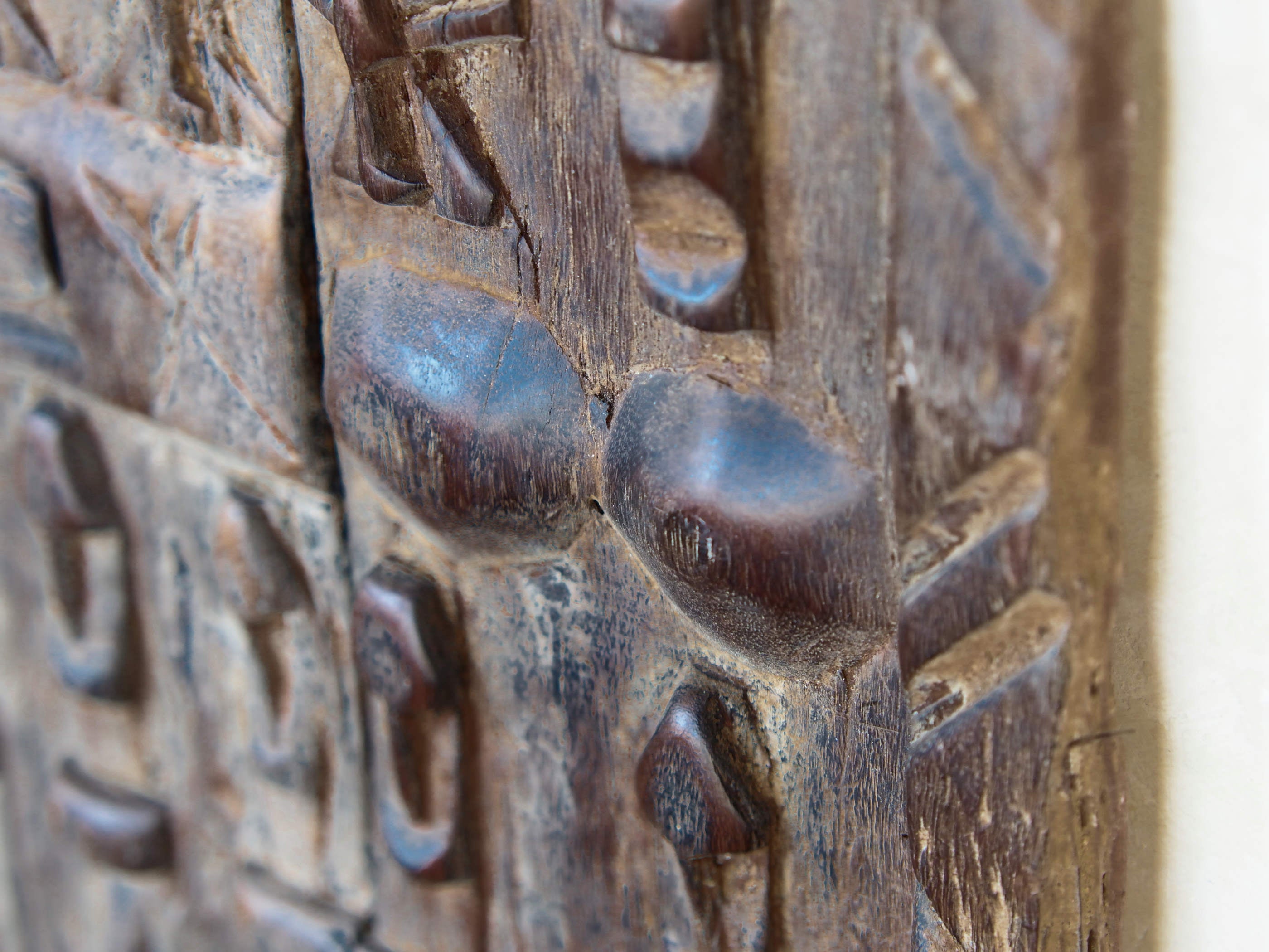 Vecchia tradizionale finestra Dogon, africana proveniente dal Mali. In principio era una finestra in legno di cedro, incisa con i tipici motivi della cultura dogon tribale. Scultura, pannello, fregio da appendere o da appoggio. Conservata in ogni parte, pezzo unico.  Dimensioni 29x40 prof.3cm   per ulteriori info e foto watshapp 0039 3338778241 mail info@etniko.it instagram , facebook , etsy : etnikobycrosato