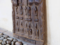 Vecchia tradizionale finestra Dogon, africana proveniente dal Mali. In principio era una finestra in legno di cedro, incisa con i tipici motivi della cultura dogon tribale. Scultura, pannello, fregio da appendere o da appoggio. Conservata in ogni parte, pezzo unico.  Dimensioni 29x40 prof.3cm   per ulteriori info e foto watshapp 0039 3338778241 mail info@etniko.it instagram , facebook , etsy : etnikobycrosato