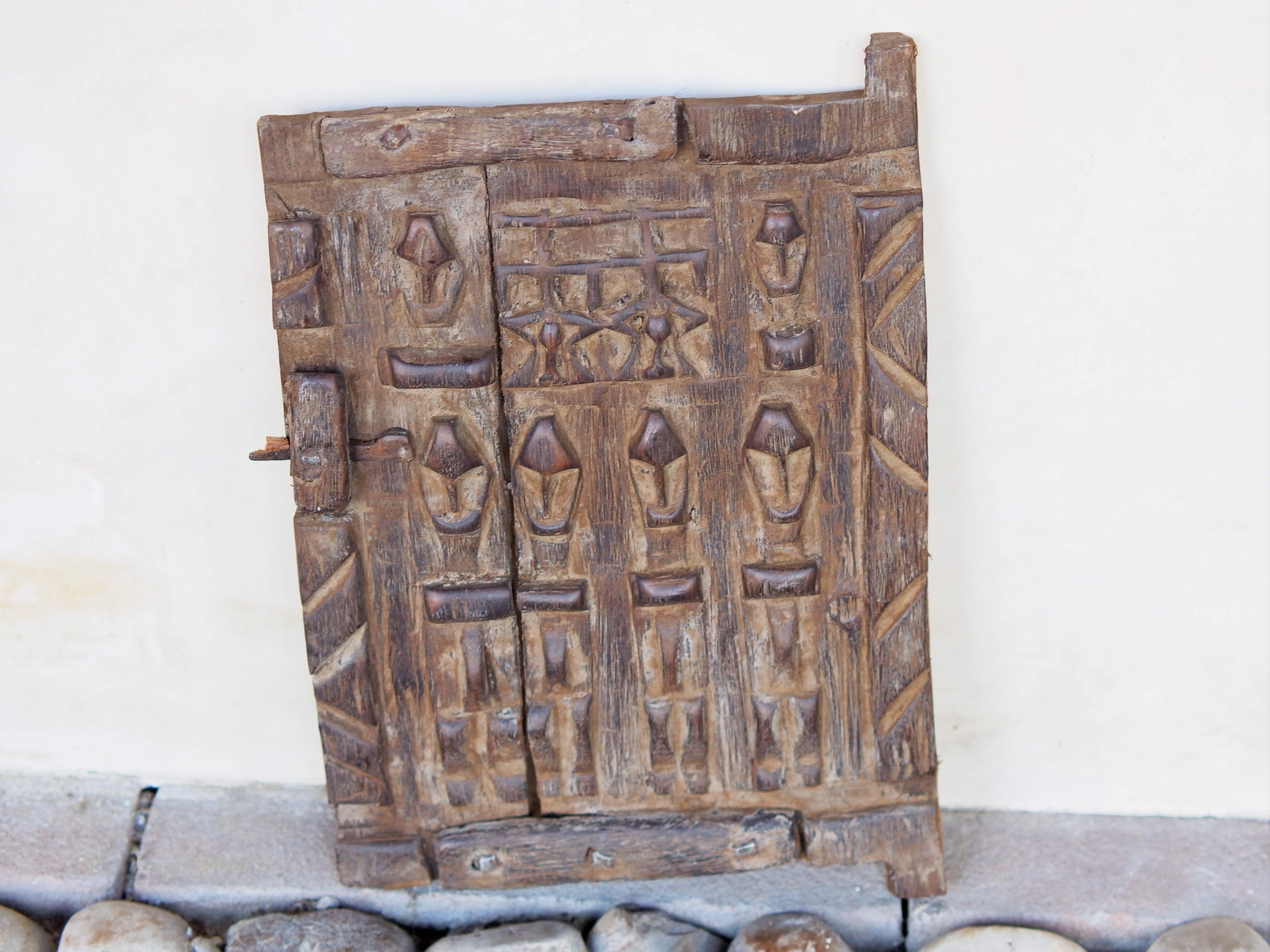 Vecchia tradizionale finestra Dogon, africana proveniente dal Mali. In principio era una finestra in legno di cedro, incisa con i tipici motivi della cultura dogon tribale. Scultura, pannello, fregio da appendere o da appoggio. Conservata in ogni parte, pezzo unico.  Dimensioni 19x25 prof.3cm   per ulteriori info e foto watshapp 0039 3338778241 mail info@etniko.it instagram , facebook , etsy : etnikobycrosato