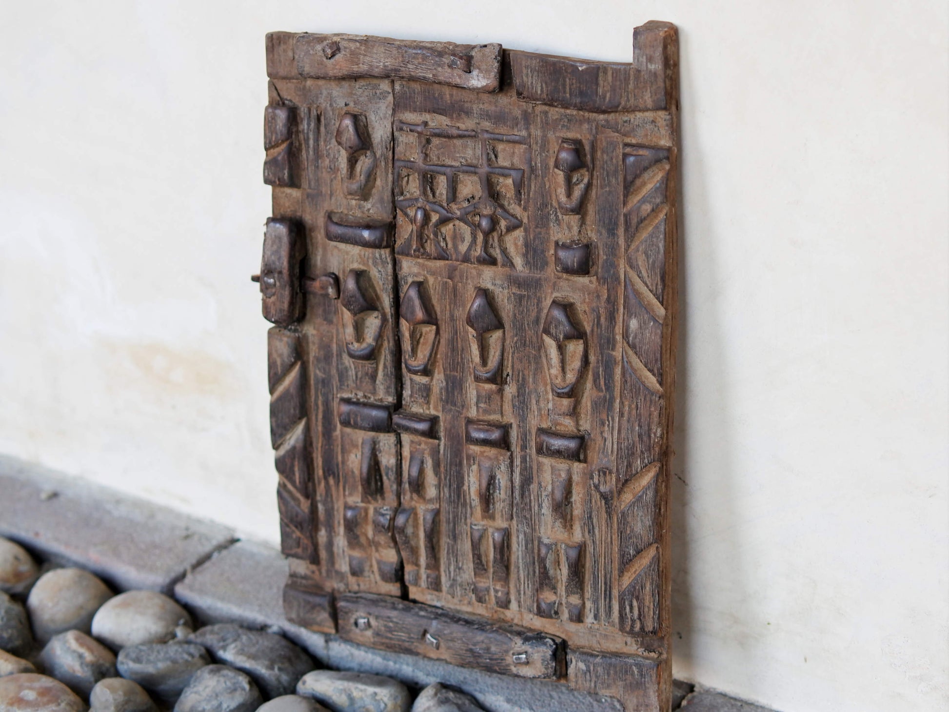 Vecchia tradizionale finestra Dogon, africana proveniente dal Mali. In principio era una finestra in legno di cedro, incisa con i tipici motivi della cultura dogon tribale. Scultura, pannello, fregio da appendere o da appoggio. Conservata in ogni parte, pezzo unico.  Dimensioni 19x25 prof.3cm   per ulteriori info e foto watshapp 0039 3338778241 mail info@etniko.it instagram , facebook , etsy : etnikobycrosato