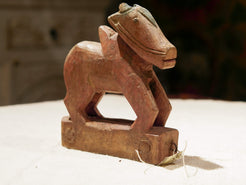 Nandi Indiano, in sanscrito urisha che significa dharma, rettitudine, in legno. dimensioni 4x17x19cm.