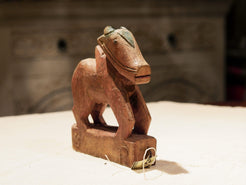 Nandi Indiano, in sanscrito urisha che significa dharma, rettitudine, in legno. dimensioni 4x17x19cm.