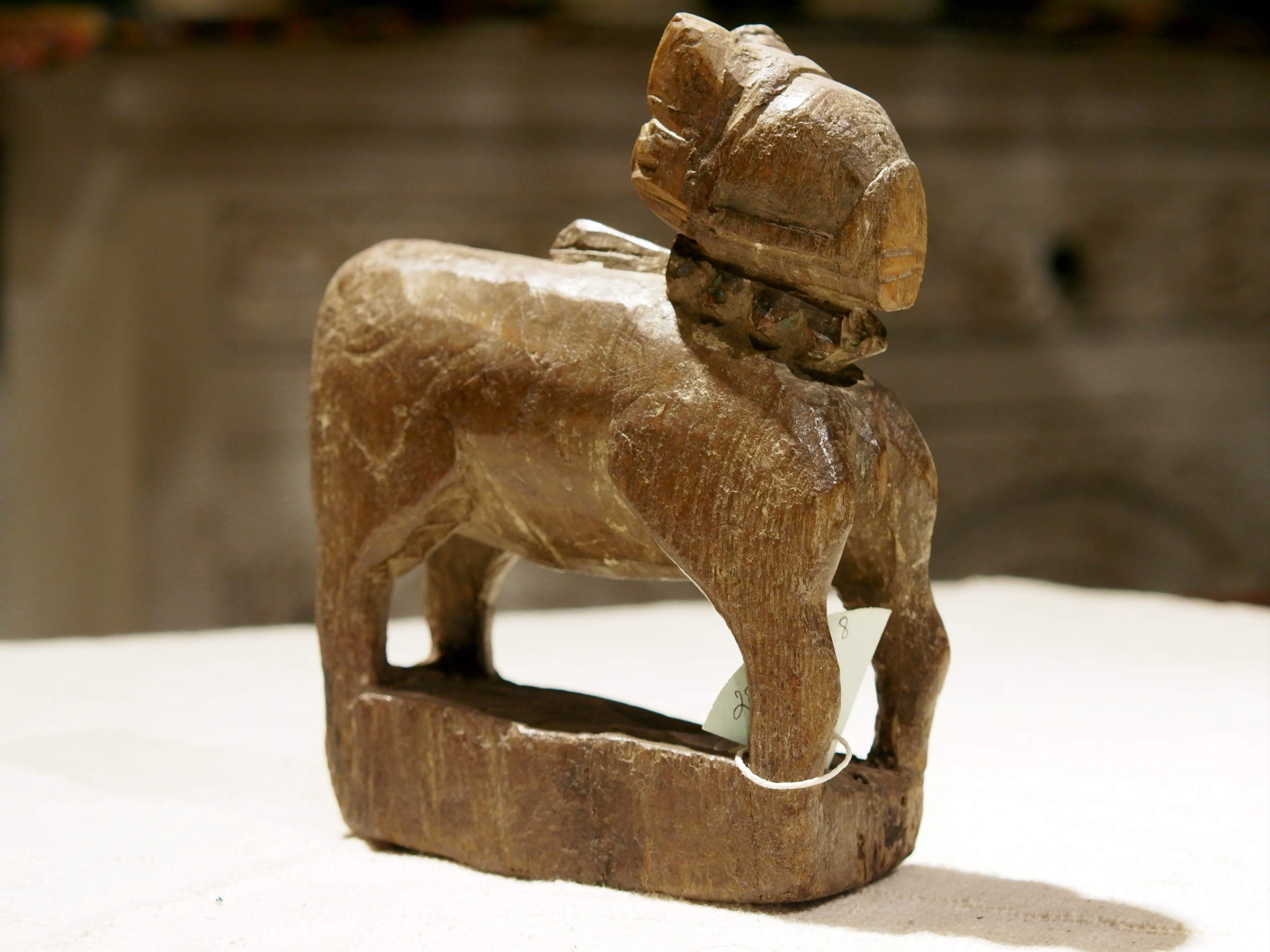 Nandi Indiano, in sanscrito urisha che significa dharma, rettitudine, in legno.  dimensioni 7x18xh23cm.