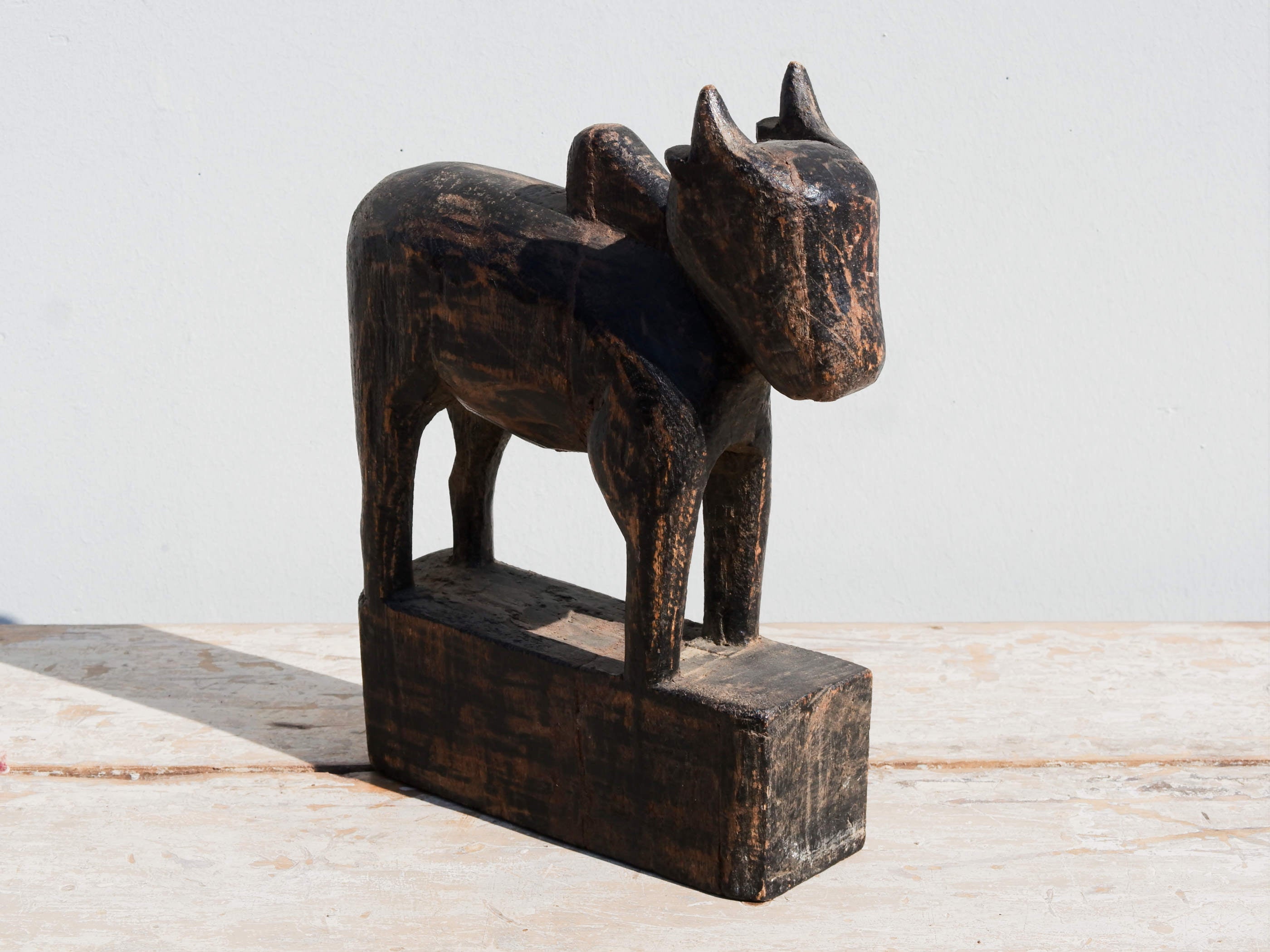 Nandi Indiano, in sanscrito urisha che significa dharma, rettitudine, in legno.