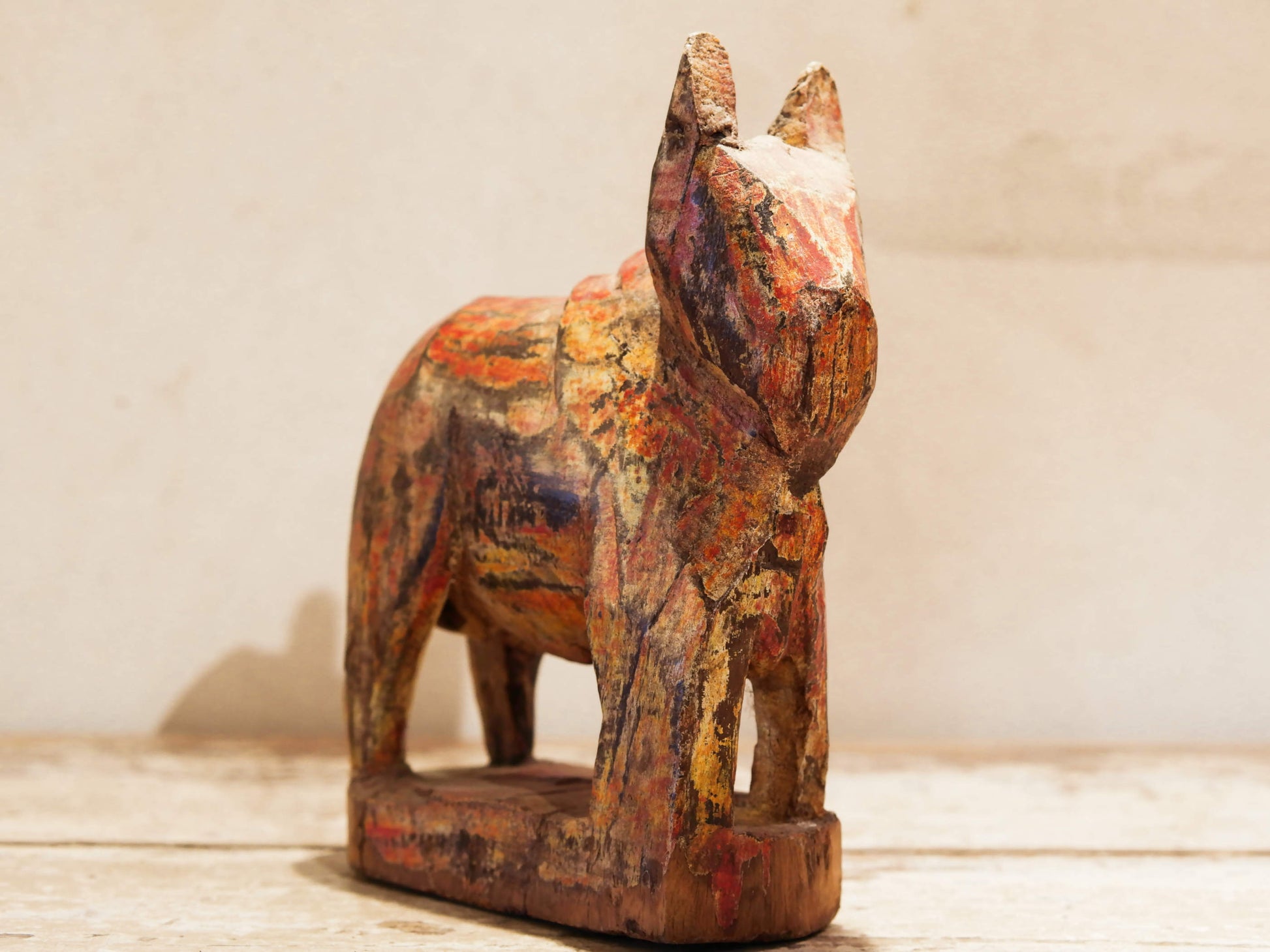 Nandi Indiano, in sanscrito urisha che significa dharma, rettitudine, in legno. Nel Pantheon della religione Induista Nandi è la mitica cavalcatura di Shiva. dimensioni 6x16xh20cm.