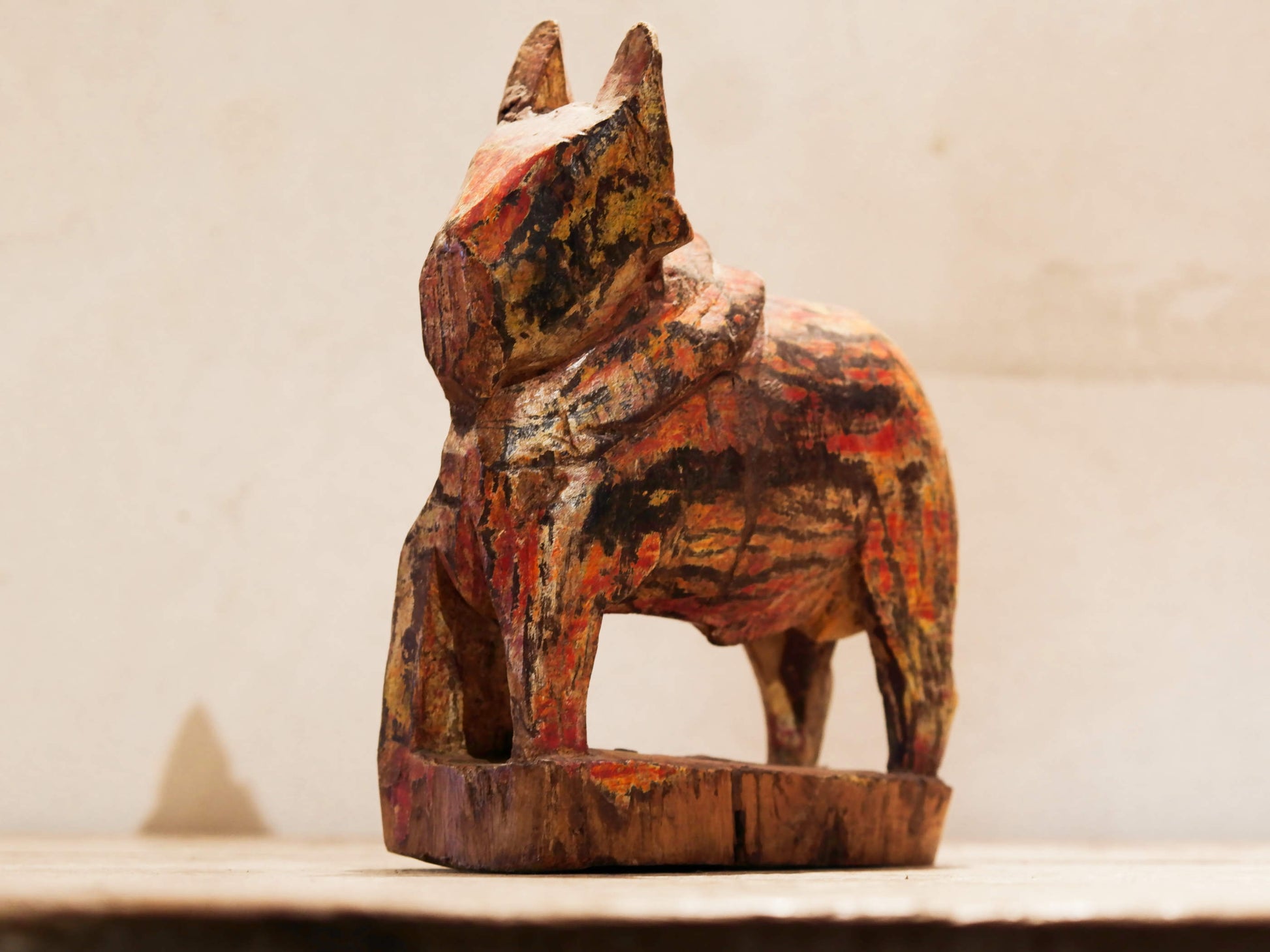 Nandi Indiano, in sanscrito urisha che significa dharma, rettitudine, in legno. Nel Pantheon della religione Induista Nandi è la mitica cavalcatura di Shiva. dimensioni 6x16xh20cm.