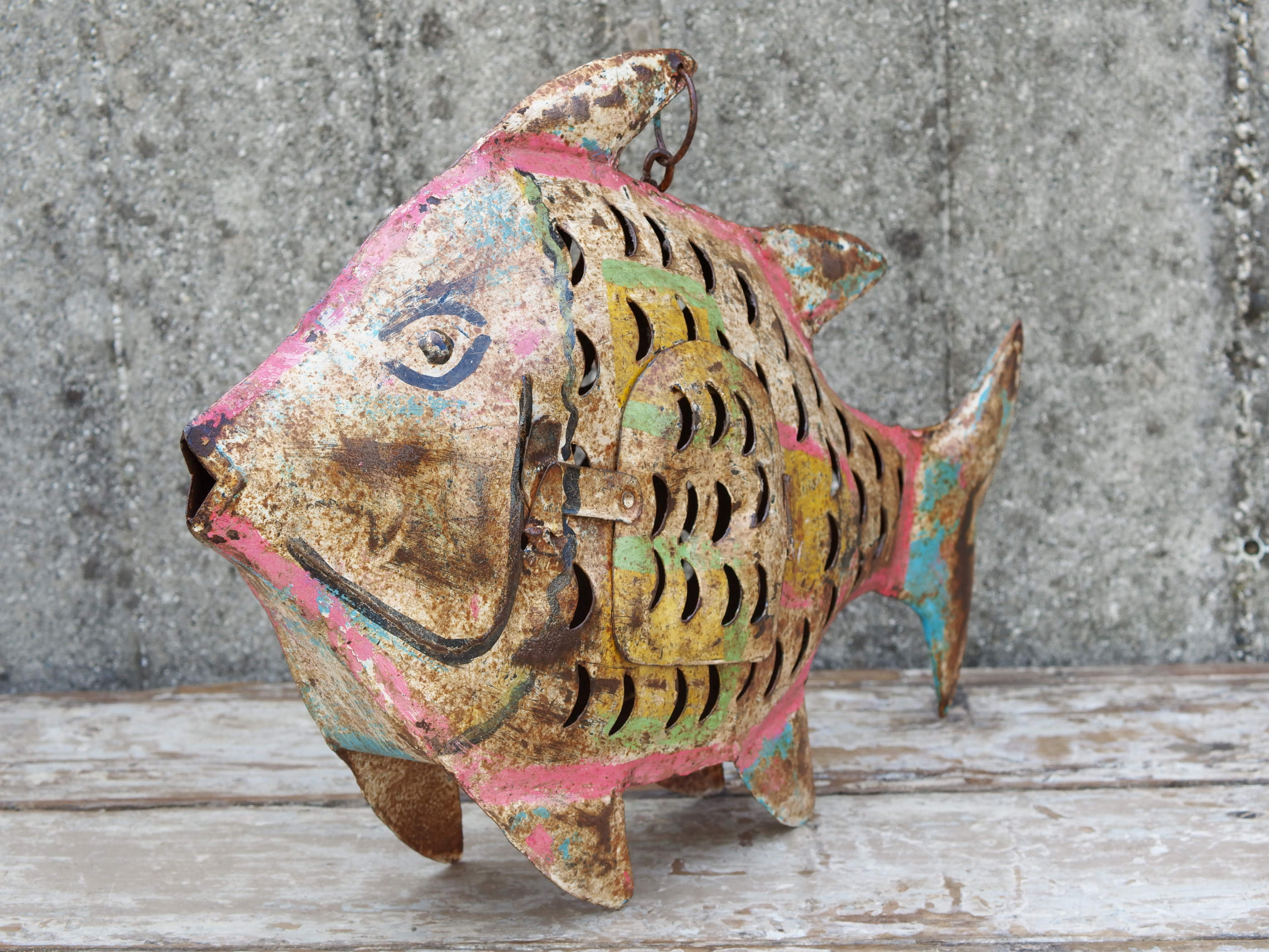 portacandele pesce in metallo dipinto, india, con catena per appendere. disponibili piu' pezzi in più colori come da foto.  dimensioni 46x10 h32cm lunghezza catena 26cm