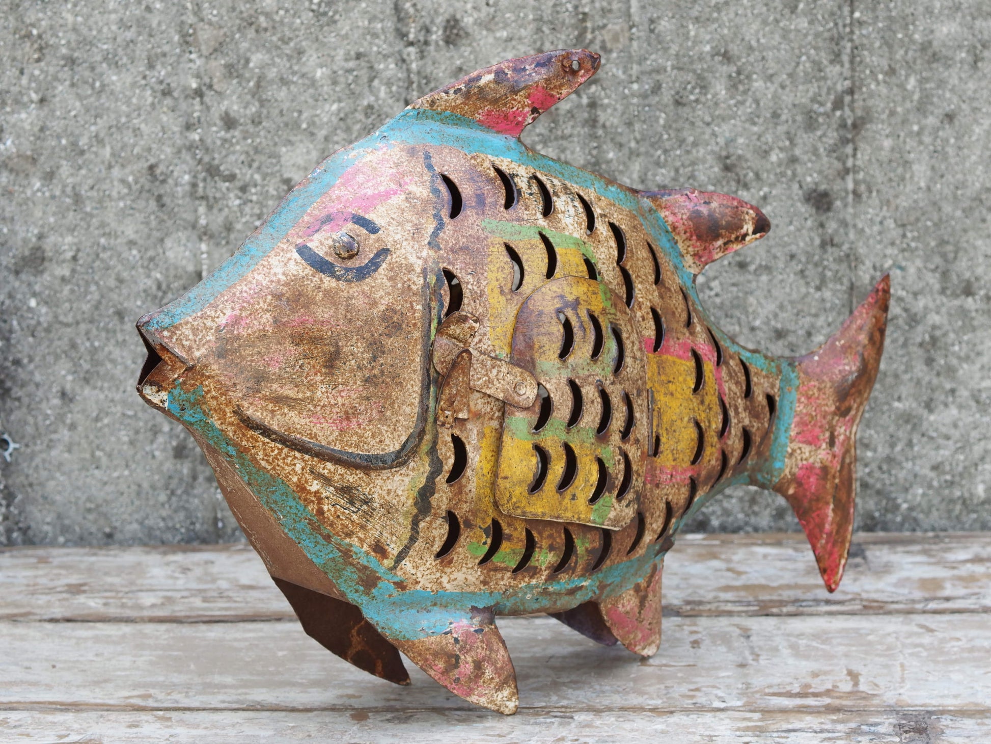 portacandele pesce in metallo dipinto, india. disponibili piu' pezzi in più colori come da foto.  dimensioni 46x10 h32cm
