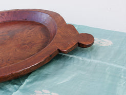 piatto in legno con manico ricavato da un unico tronco di legno. usato in principio come piatto , setaccio per esiccare i cereali . tronco unico di teak massello databile inizio / metà 900 .  dimensioni 40x56xh4cm.   disponibili vari modelli , contattare per info ed ulteriori foto info@etniko.it 0039 3338778241 fb/ig : etnikobycrosato