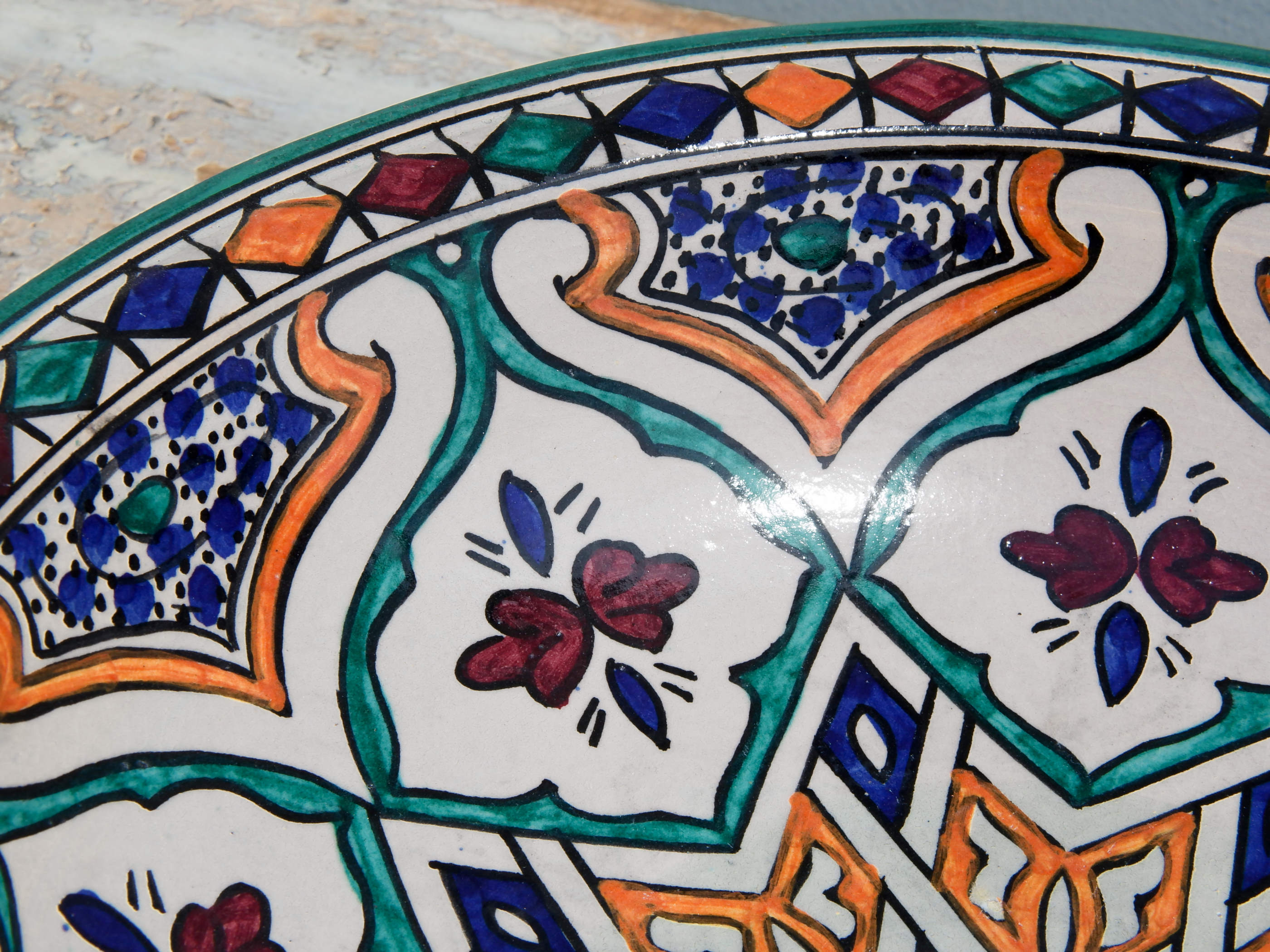 Piatto decorato Marocco dipinto in terracotta di fes. La Tradizionale Terracotta Di Fes é Impastata, Decorata, Cotta, Smaltata E Nuovamente Cotta Nel Forno A Legna (Non Nel Forno A Gas Che Rende Lo Smalto Omogeneo E Senza L'Effetto Delle Crepe). Decorato artigianlamente con i classici motivi berberi marocchini . Pezzo Unico. fori sul retro per poterlo appendere . base per appoggio .  Dimensioni Diametro 35 h9cm