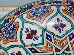 Piatto decorato Marocco dipinto in terracotta di fes. La Tradizionale Terracotta Di Fes é Impastata, Decorata, Cotta, Smaltata E Nuovamente Cotta Nel Forno A Legna (Non Nel Forno A Gas Che Rende Lo Smalto Omogeneo E Senza L'Effetto Delle Crepe). Decorato artigianlamente con i classici motivi berberi marocchini . Pezzo Unico. fori sul retro per poterlo appendere . base per appoggio .  Dimensioni Diametro 35 h9cm