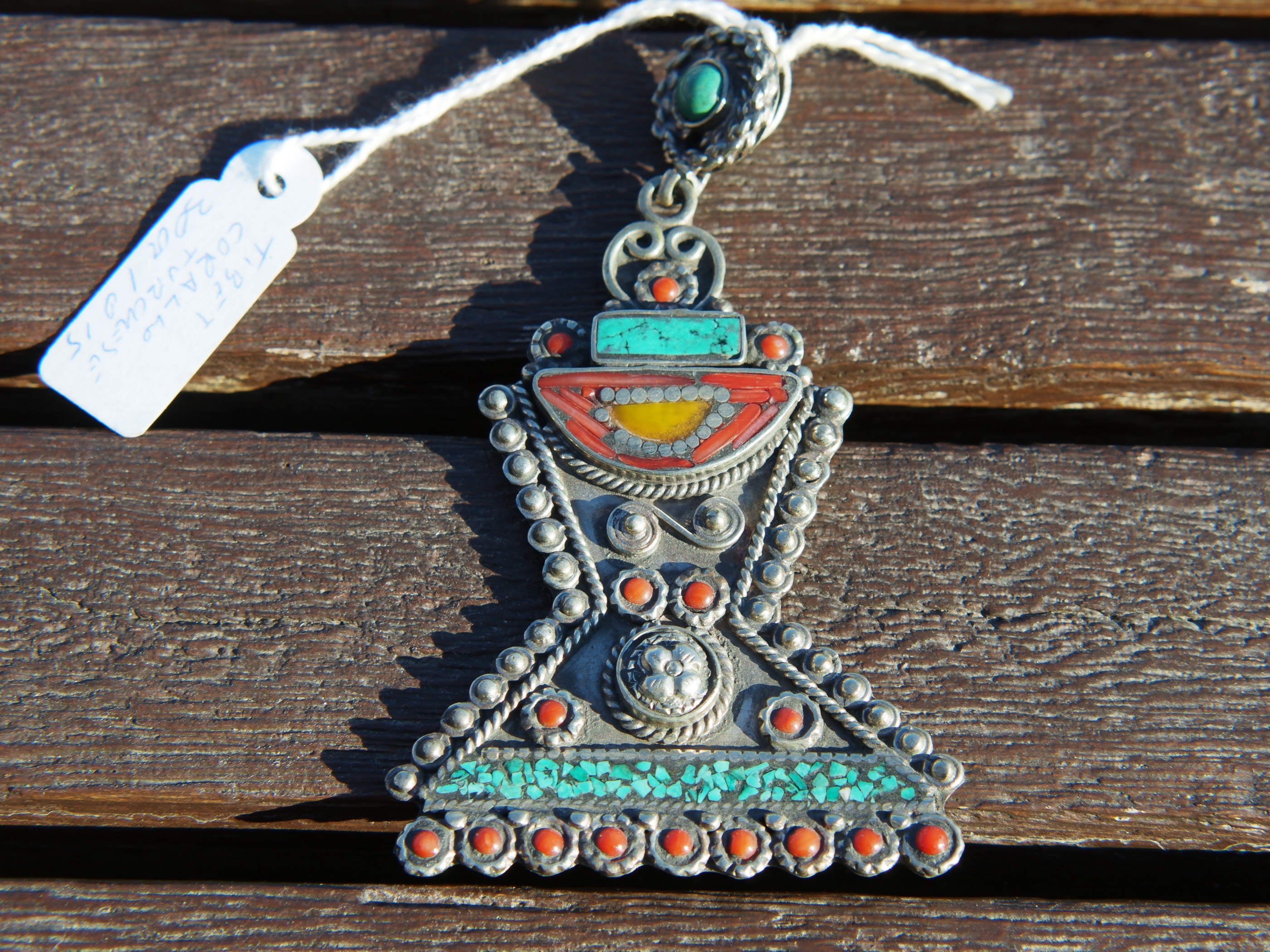 pendaglio tibetano / nepalese in german silver con turchesi e corallo.  pezzo unico lavorato artigianalmente tutto originale ed autentico.   peso 30 grammi  dimensioni 9 x 5   spessore 0.50 cm  spedizione gratuita