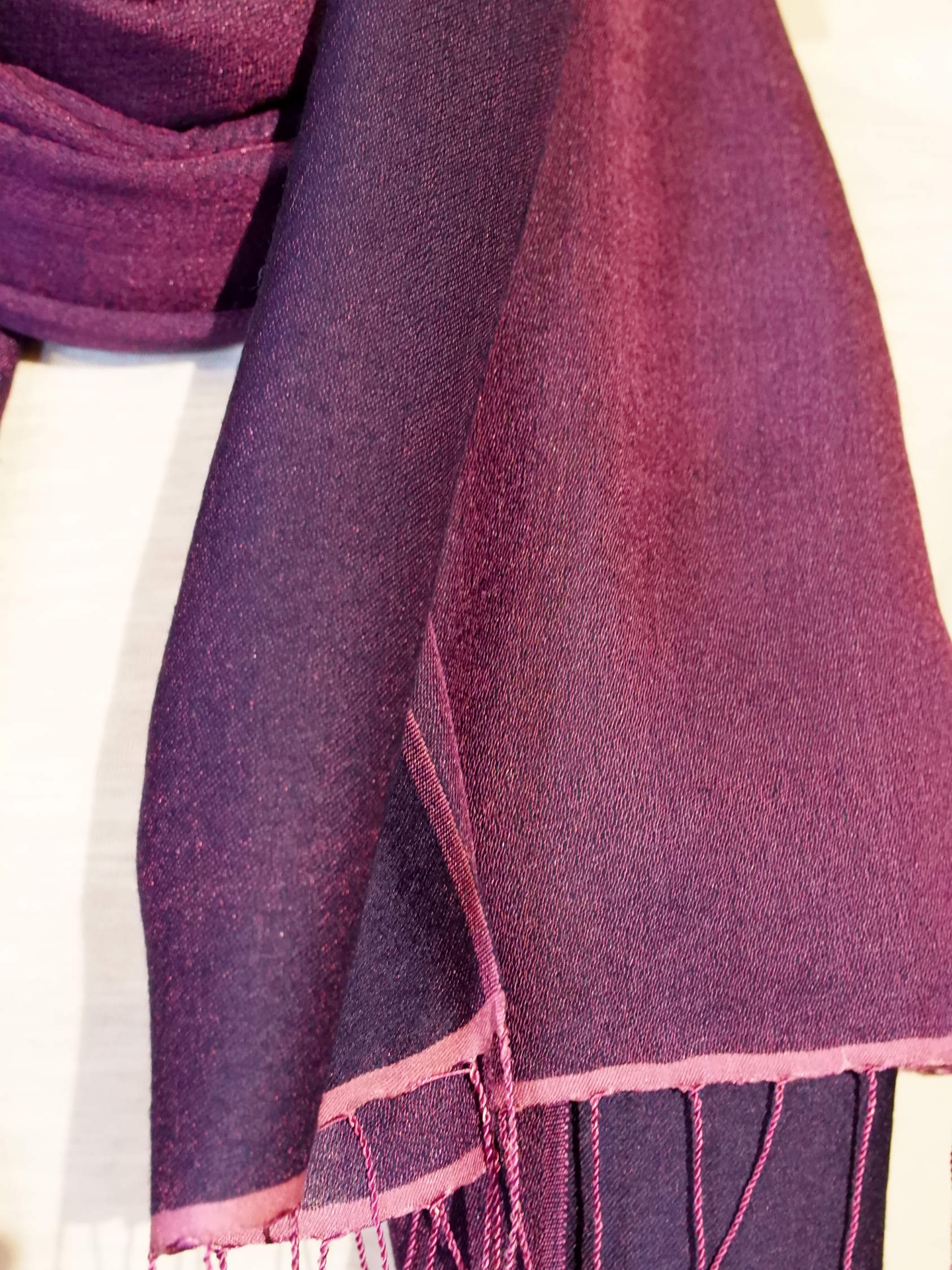 scialle in seta e lana di color viola chiaro e scuro.  pezzo unico.  peso 115 grammi, dimensioni 70x200cm.
